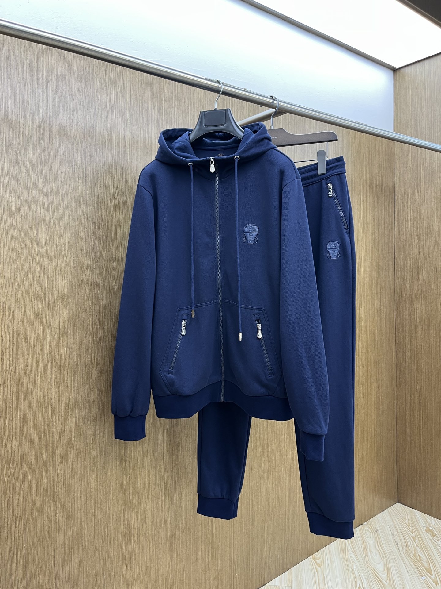 NO:550229,Autumn and Winter Sets/Tops/Pants BC Autumn and Winter Latest Product Set Series - Available at the same time for counters, original single-order casual and fashionable suits, with very distinctive upper body!  Eye-catching and highlighted, imported high-density polyester fiber fabric, high density, comfortable feel, warm and shiny surface, skin-friendly and breathable, simple but fashionable, extremely high-end, handsome, bok highly recommends, code count... M-3XL placing an order to report height and weight, alexander wang19860909秋冬套装 /上衣 /裤子 BC 秋冬最新品套装系列-专柜同步有售,原单狠货休闲时尚套装,上身很有特点！吸睛而有亮点,进口高密度聚酯纤维面料,密度高,手感舒适,表面有着温润的光泽,亲肤透气,简单而不失时尚,档次极高,上身帅到爆,bok极力推荐,码数……M-3XL 下单报身高体重,,alexander wang,Men's clothing