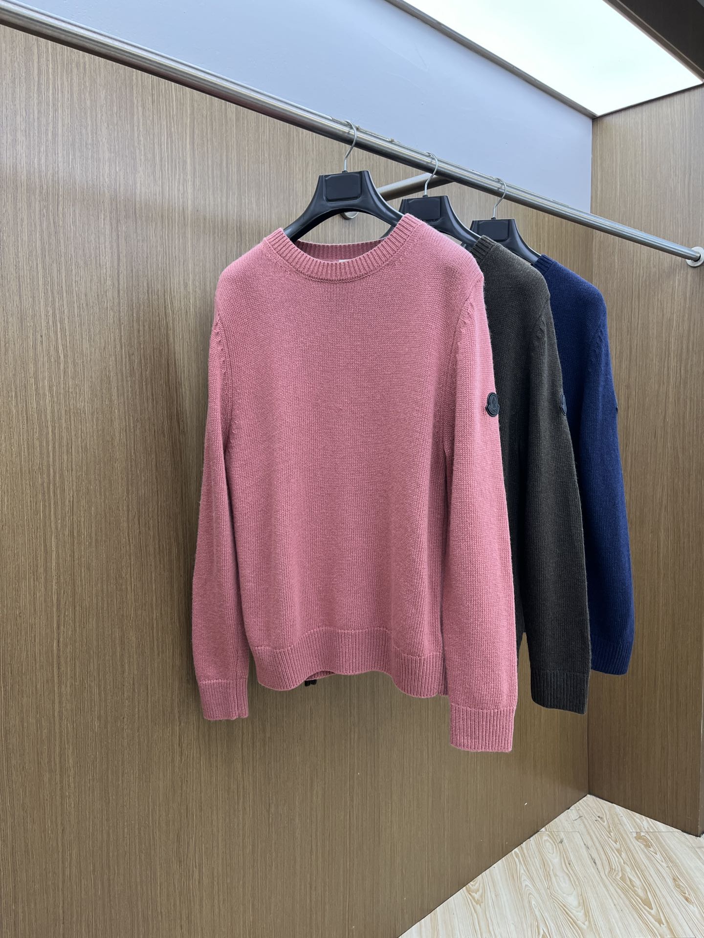 NO:571214,Autumn and winter Mon M's 25 new thick-knit sweaters, 80% wool content, double-layer cowhide design on armbands, soft and warm, simple and elegant, complete with three standards, high-end quality wt can be worn by both men and women, special recommended series for autumn and winter... Size M-2Xl, please state your height and weight when placing an order,,sweaters,cowhide,alexander wang19860909秋冬 Mon M家25新款粗针毛衣,80羊毛含量,袖标双层牛皮设计,衣服柔软保暖,简约大气,三标齐全 高端品质 wt男女都可以穿 秋冬特别推荐系列……尺码M-2Xl 下单报身高体重,,sweaters,cowhide,alexander wang,Men's clothing