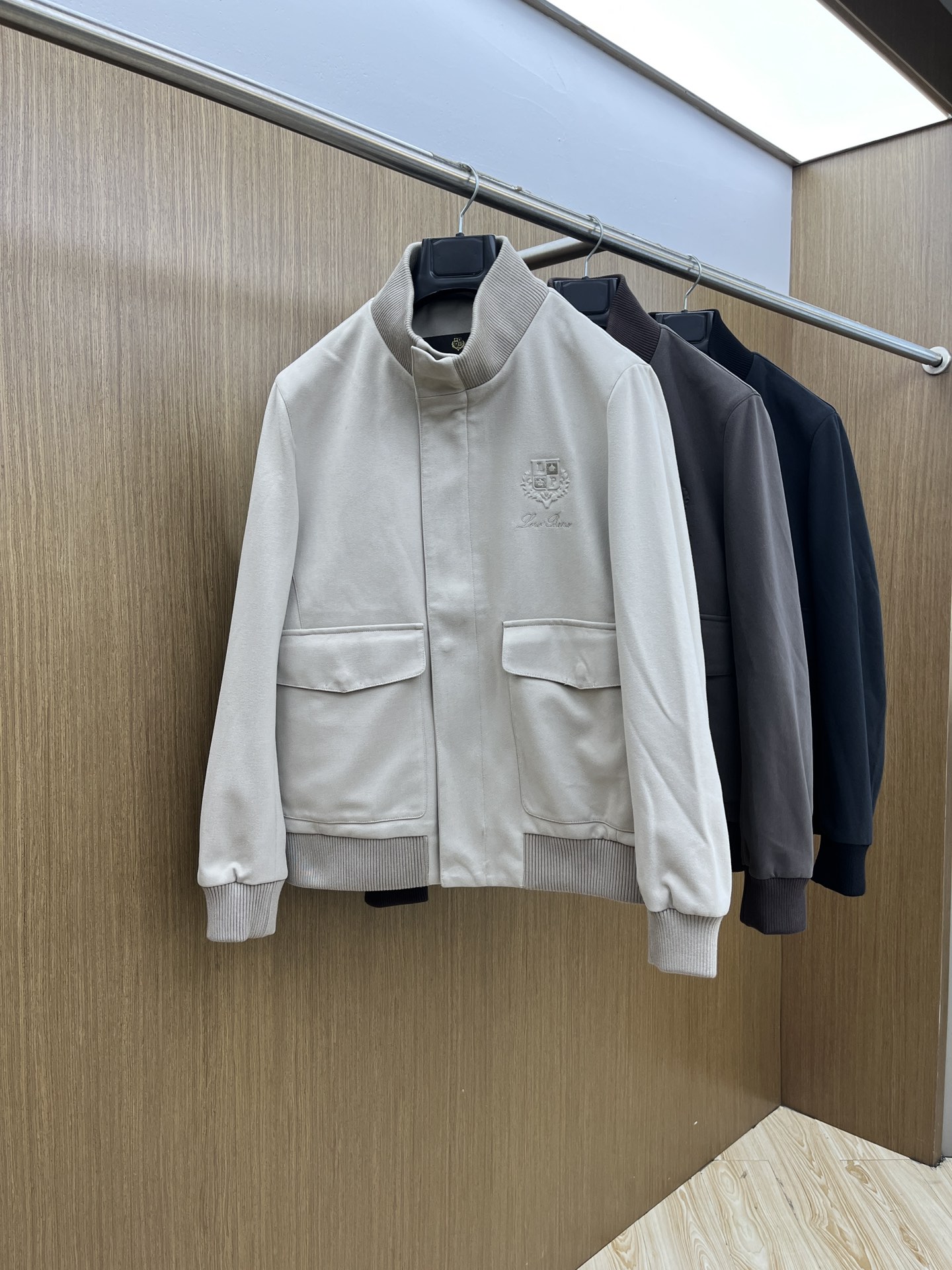 秋冬 lP🆕 🔥秋冬老钱风lP🆕立领外套 选用韩国进口反绒皮面料 不仅手感极佳而且立体有型 完美融合商务