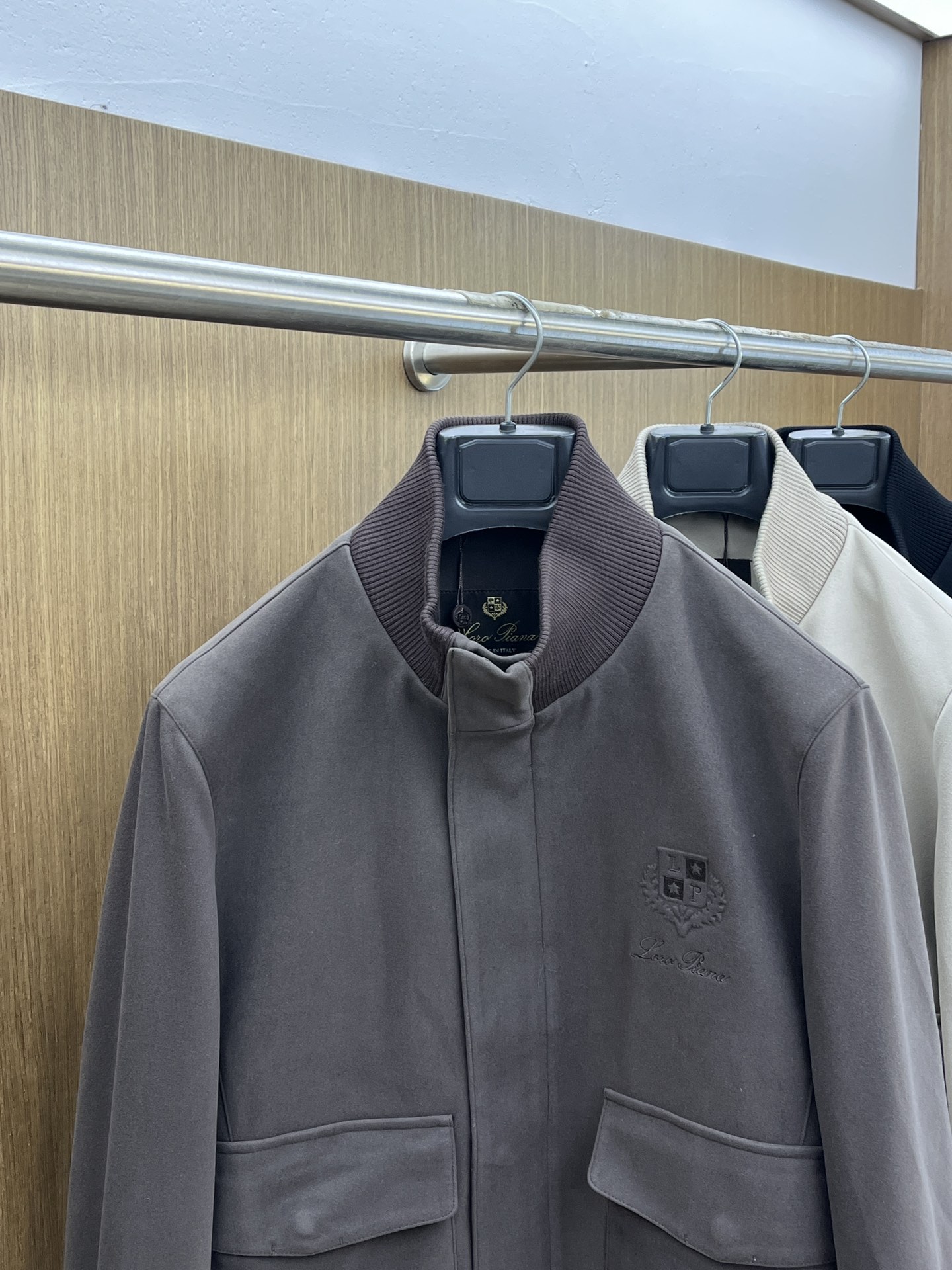 秋冬 lP🆕 🔥秋冬老钱风lP🆕立领外套 选用韩国进口反绒皮面料 不仅手感极佳而且立体有型 完美融合商务