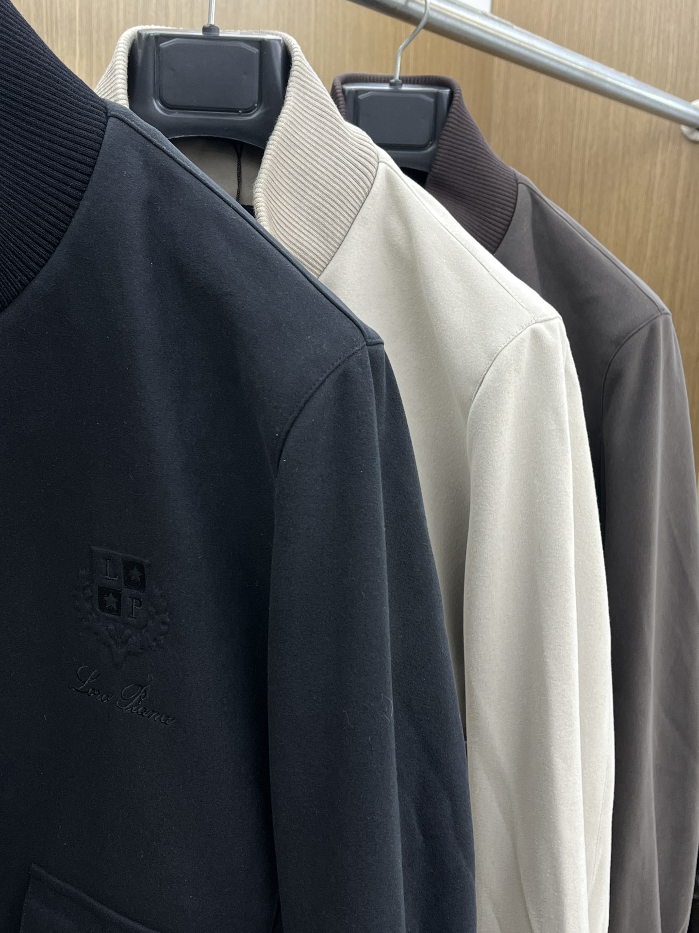 秋冬 lP🆕 🔥秋冬老钱风lP🆕立领外套 选用韩国进口反绒皮面料 不仅手感极佳而且立体有型 完美融合商务