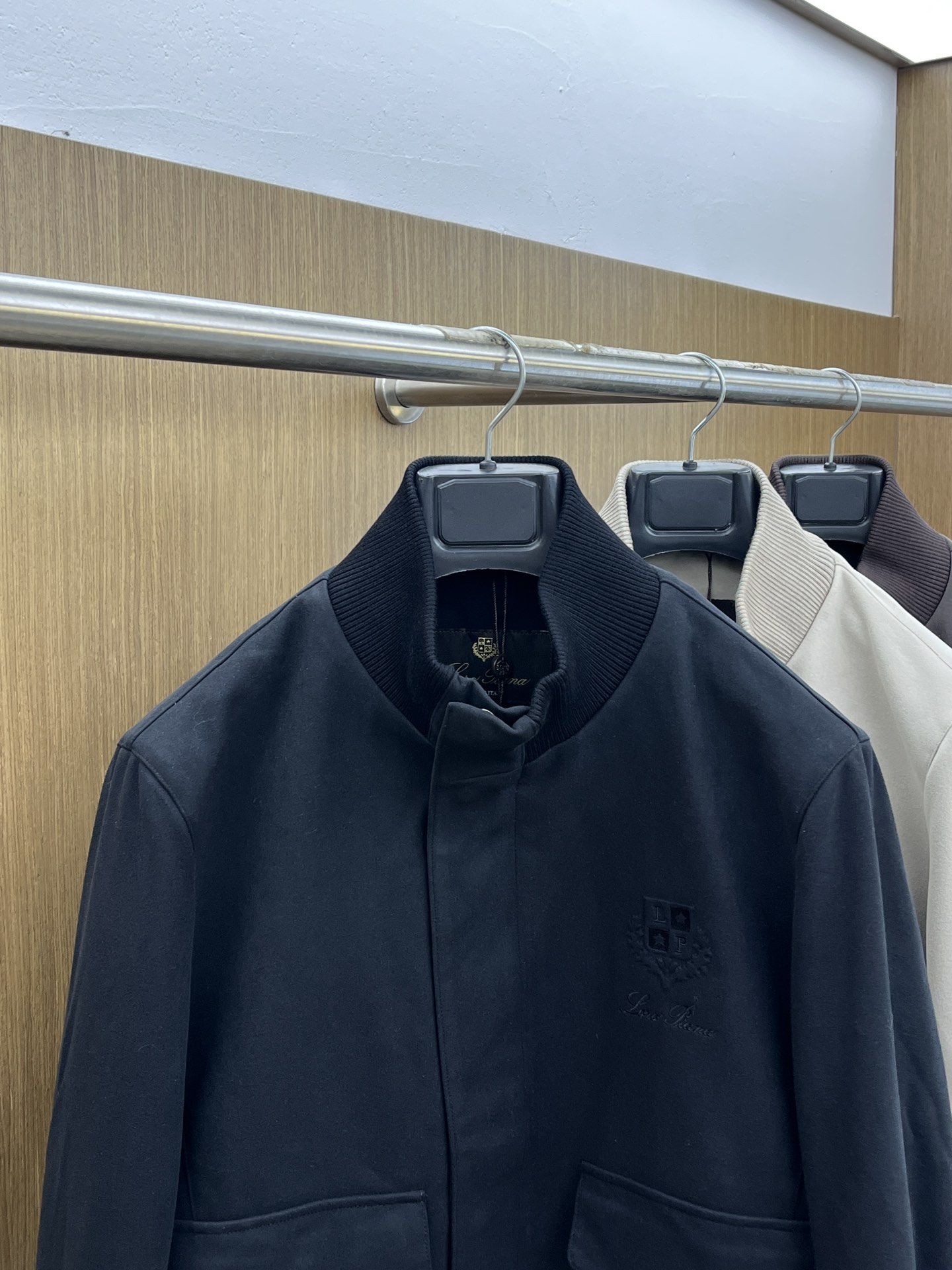秋冬 lP🆕 🔥秋冬老钱风lP🆕立领外套 选用韩国进口反绒皮面料 不仅手感极佳而且立体有型 完美融合商务