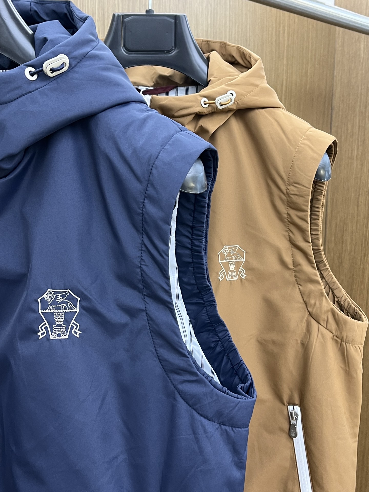 秋冬羽绒 Bc 🔥秋冬上新BC连帽羽绒马甲 进口面料 定制五金 简约时尚 适配商务、休闲等多种场合 fj