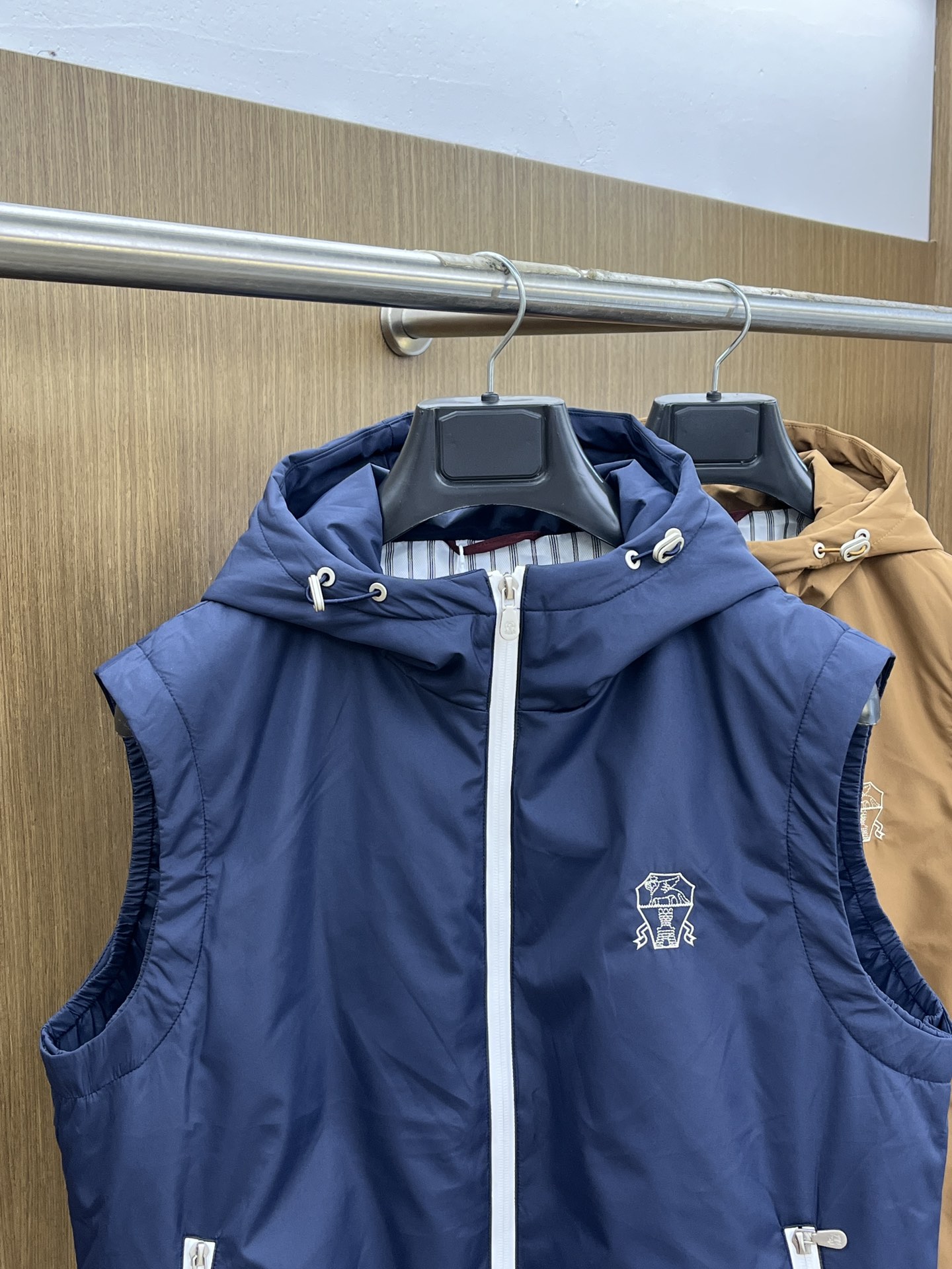 秋冬羽绒 Bc 🔥秋冬上新BC连帽羽绒马甲 进口面料 定制五金 简约时尚 适配商务、休闲等多种场合 fj