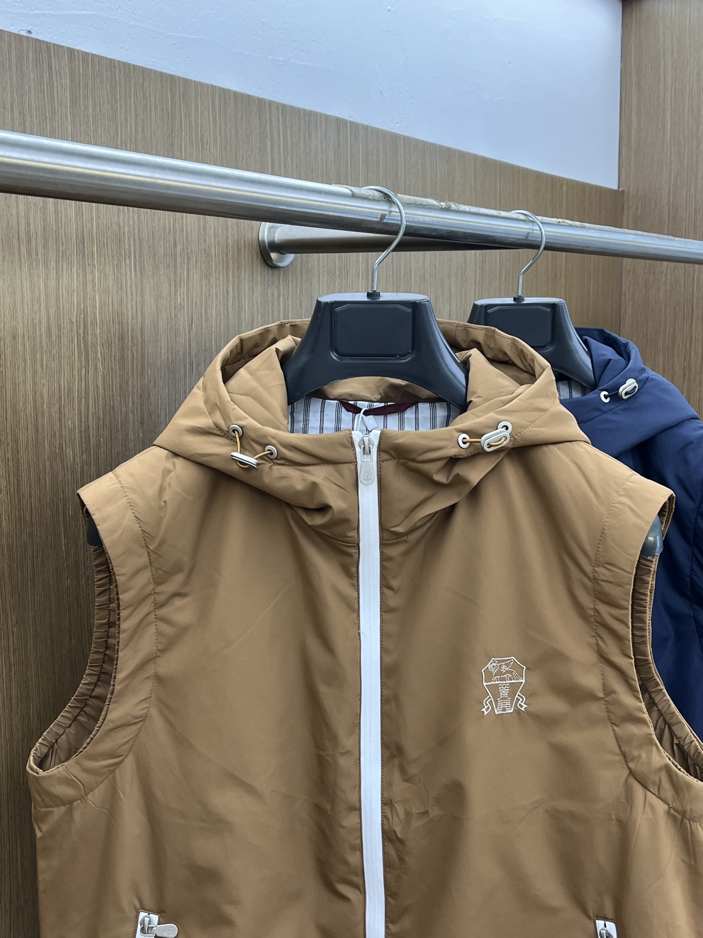 秋冬羽绒 Bc 🔥秋冬上新BC连帽羽绒马甲 进口面料 定制五金 简约时尚 适配商务、休闲等多种场合 fj