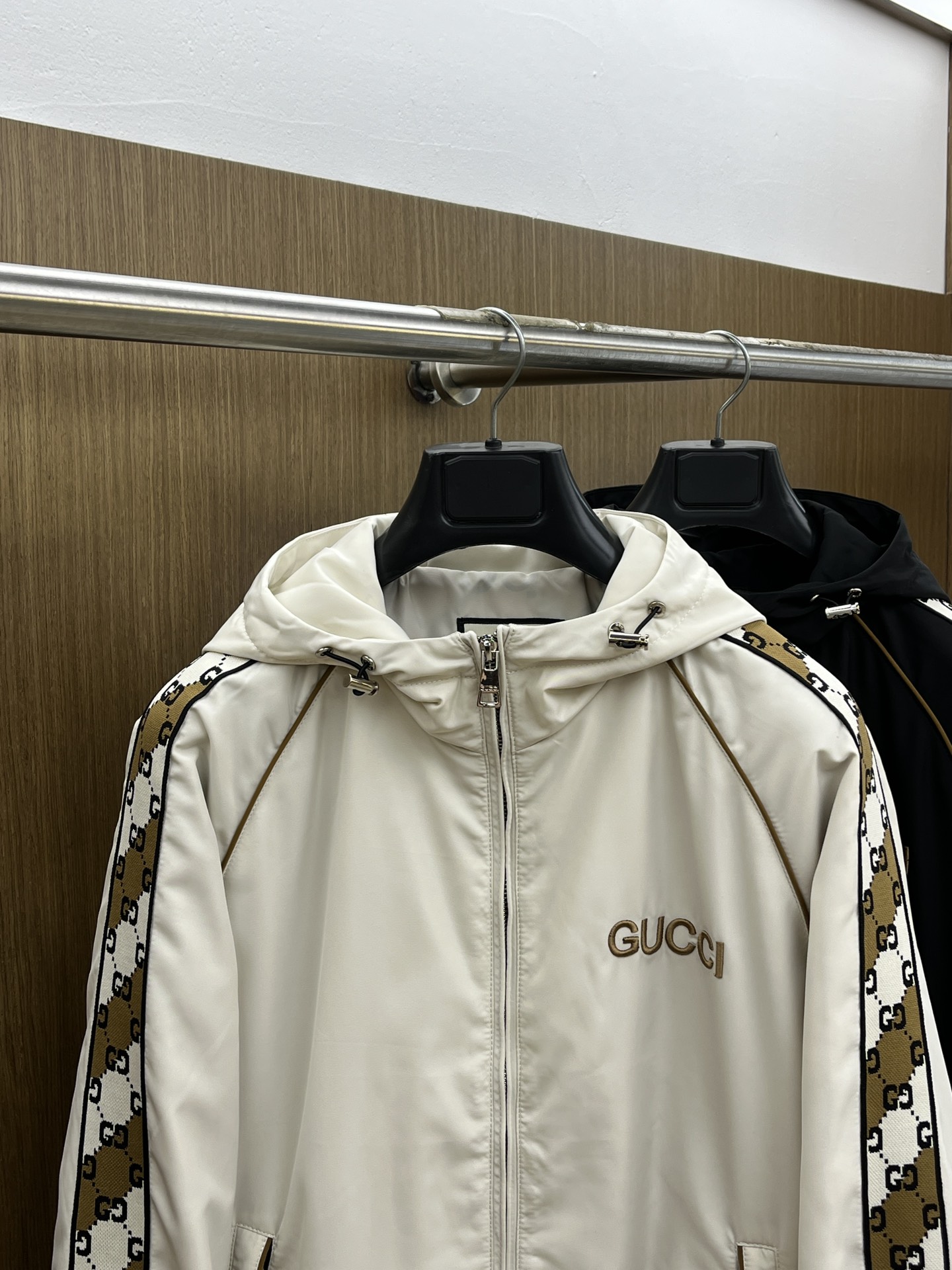 秋冬 Guc 🔥🔥ss早秋新款发布连帽夹克薄棉外套，织带飘花字母logo刺绣，秋季爆款外套，记忆丝质面料