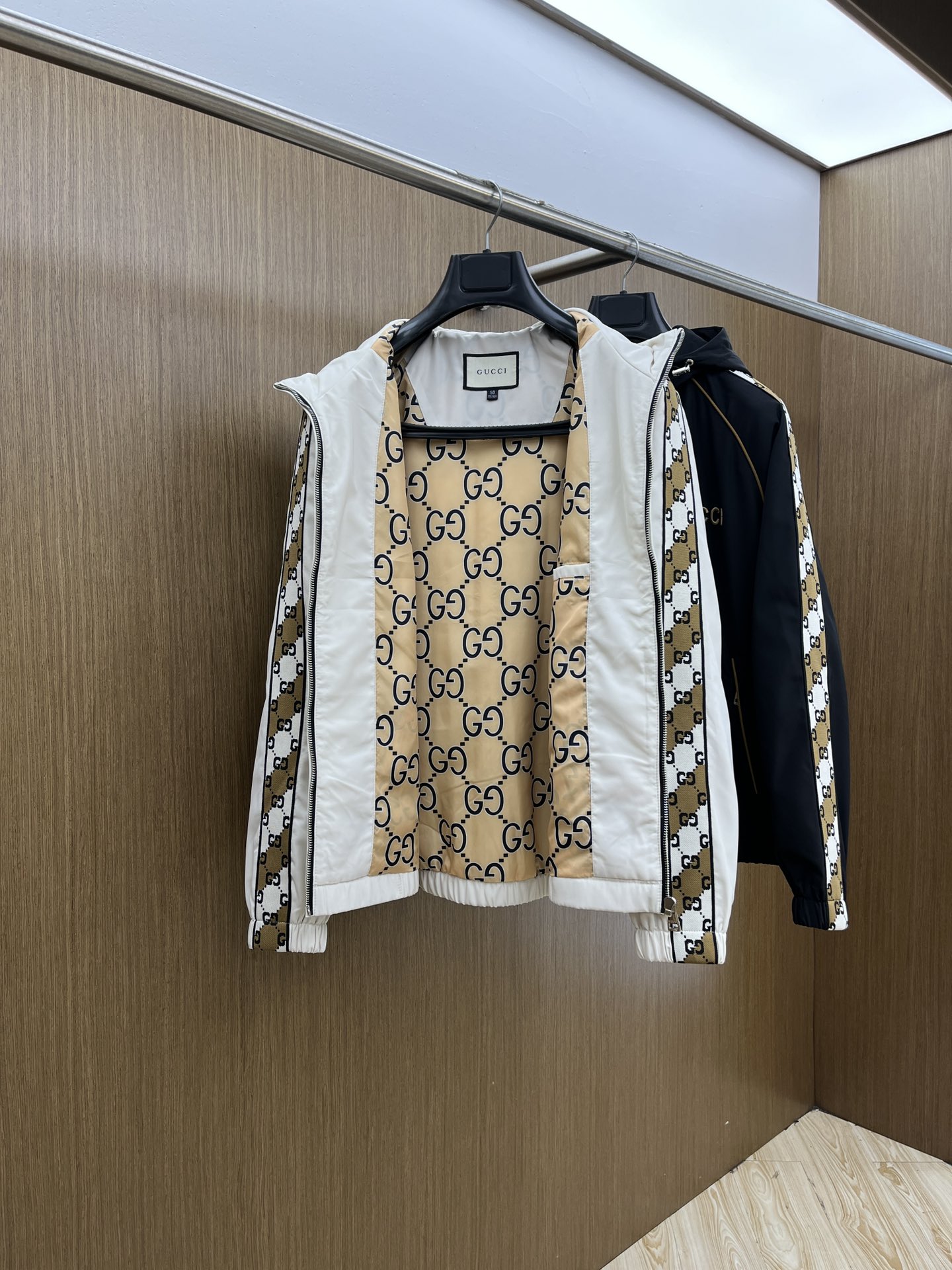 秋冬 Guc 🔥🔥ss早秋新款发布连帽夹克薄棉外套，织带飘花字母logo刺绣，秋季爆款外套，记忆丝质面料