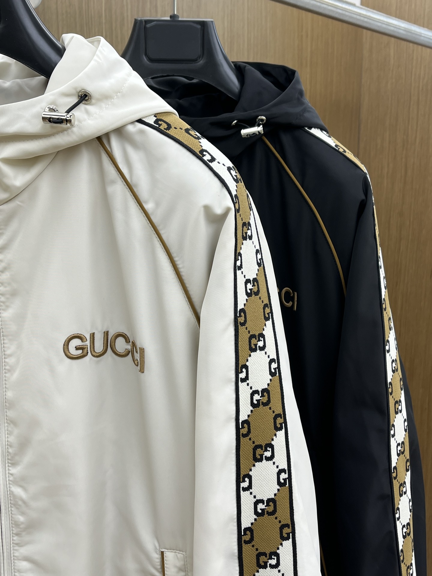 秋冬 Guc 🔥🔥ss早秋新款发布连帽夹克薄棉外套，织带飘花字母logo刺绣，秋季爆款外套，记忆丝质面料