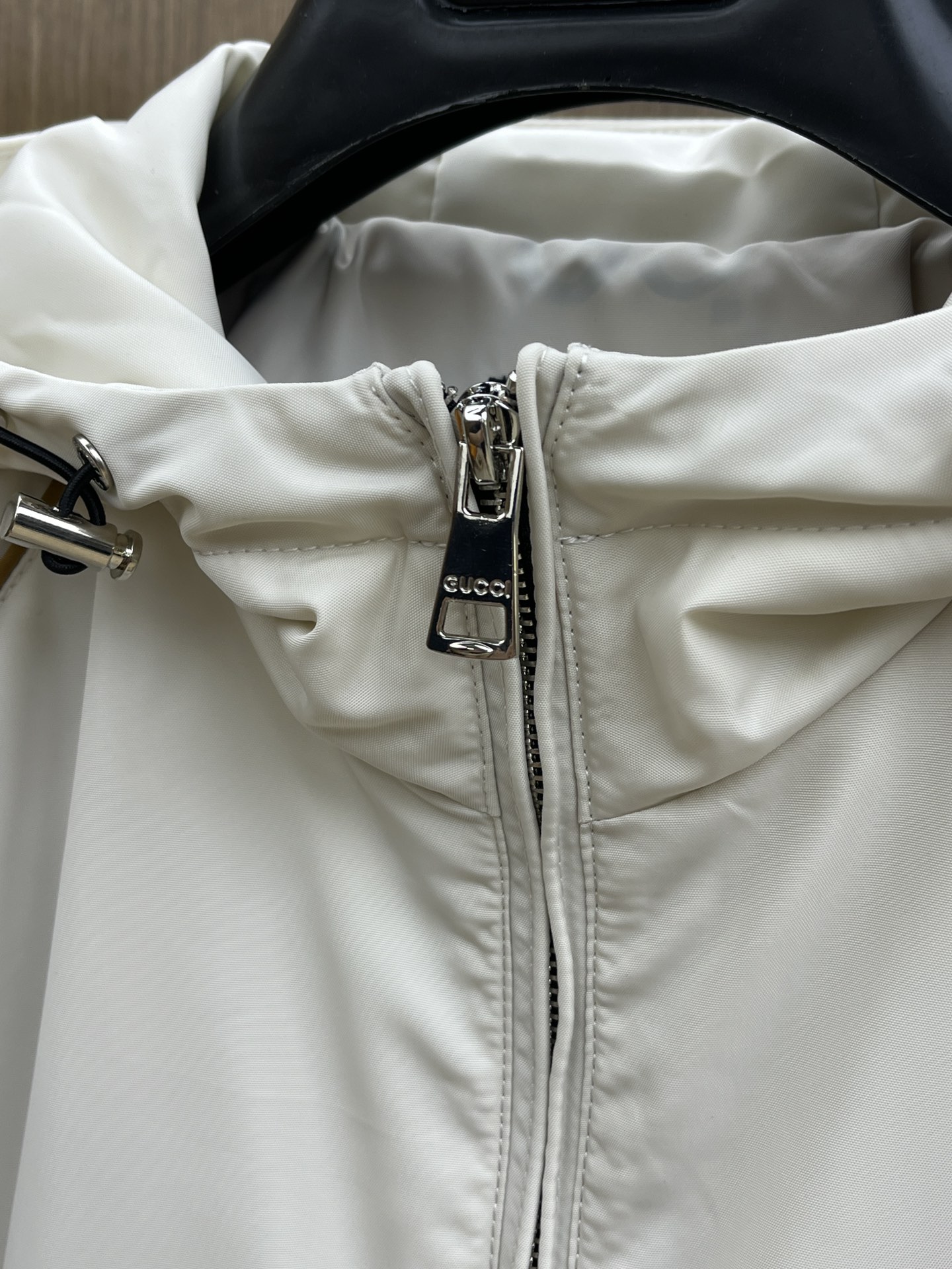 秋冬 Guc 🔥🔥ss早秋新款发布连帽夹克薄棉外套，织带飘花字母logo刺绣，秋季爆款外套，记忆丝质面料