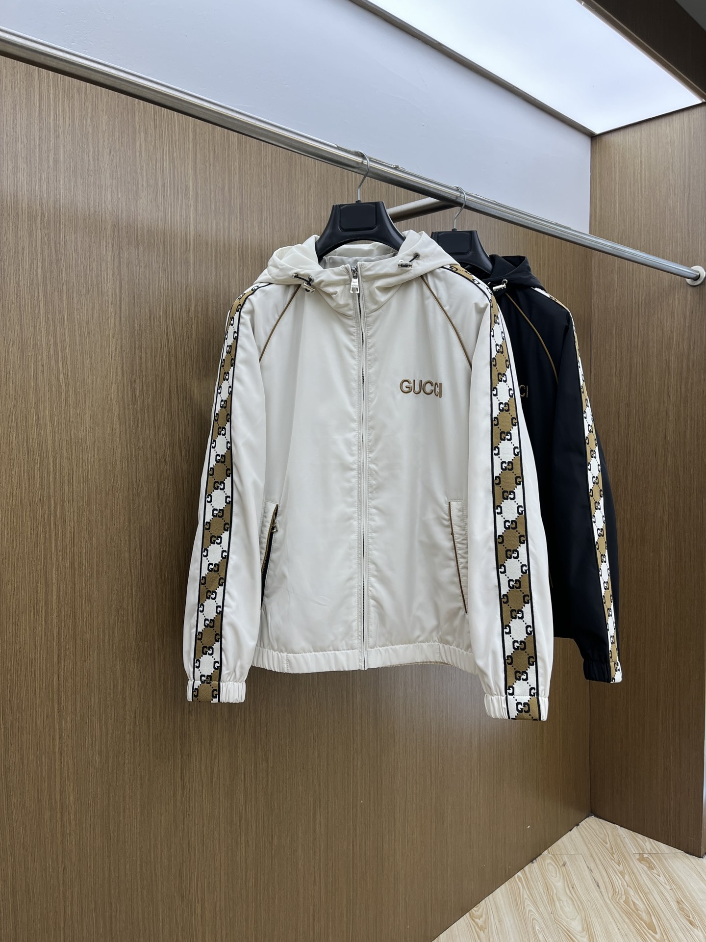 秋冬 Guc 🔥🔥ss早秋新款发布连帽夹克薄棉外套，织带飘花字母logo刺绣，秋季爆款外套，记忆丝质面料