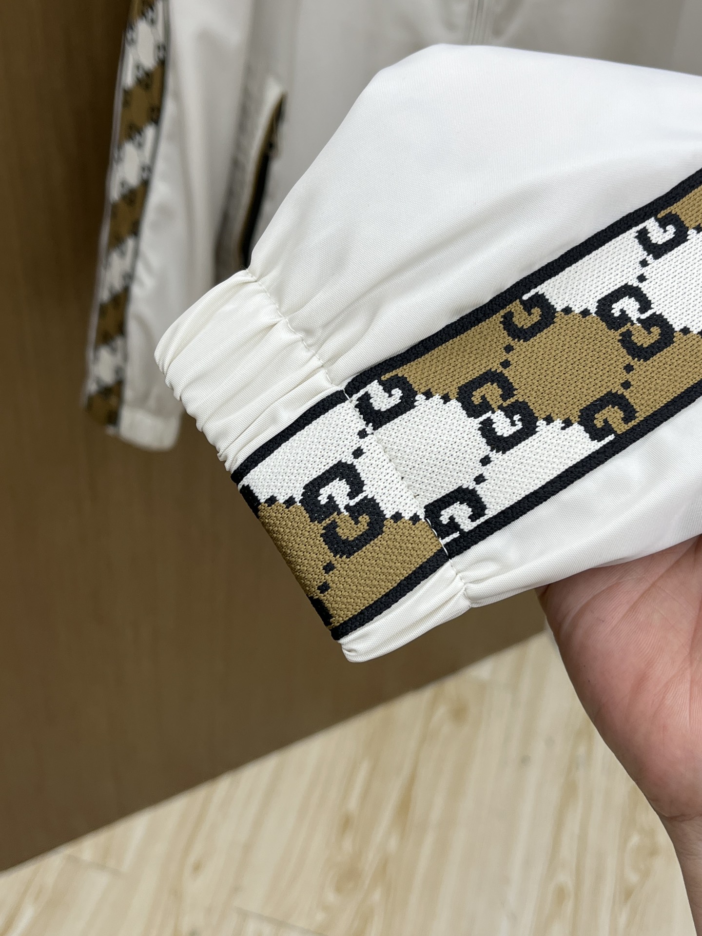 秋冬 Guc 🔥🔥ss早秋新款发布连帽夹克薄棉外套，织带飘花字母logo刺绣，秋季爆款外套，记忆丝质面料