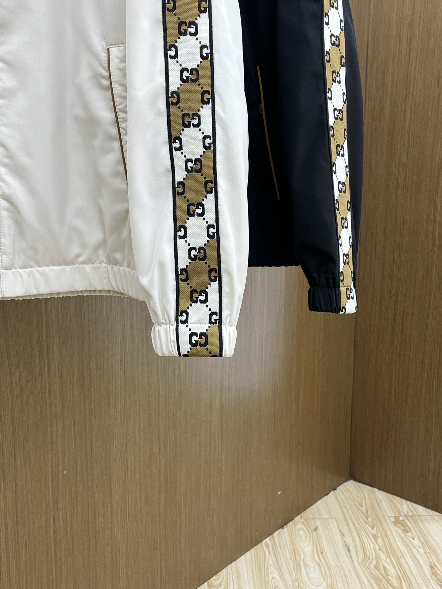 秋冬 Guc 🔥🔥ss早秋新款发布连帽夹克薄棉外套，织带飘花字母logo刺绣，秋季爆款外套，记忆丝质面料