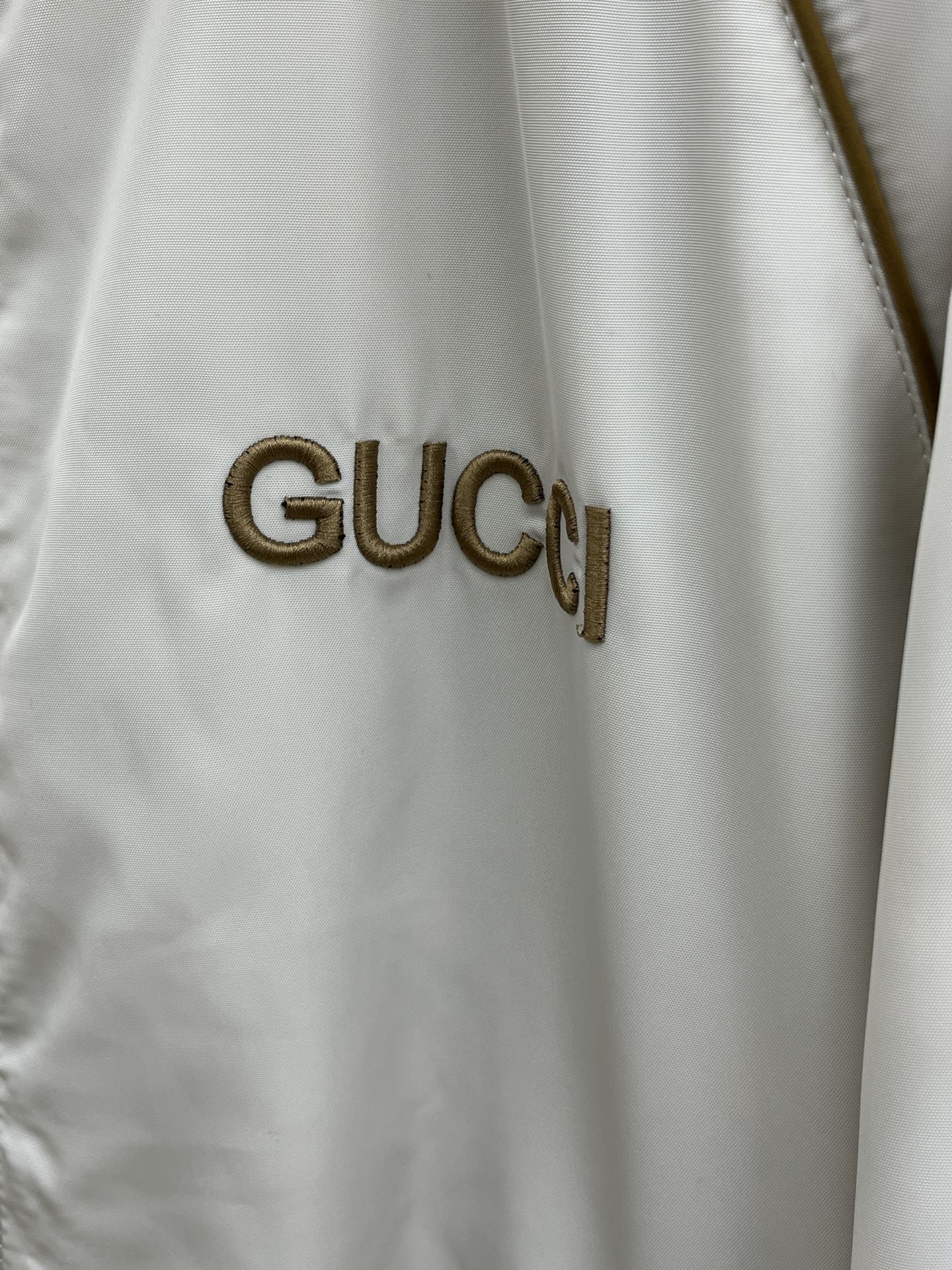 秋冬 Guc 🔥🔥ss早秋新款发布连帽夹克薄棉外套，织带飘花字母logo刺绣，秋季爆款外套，记忆丝质面料