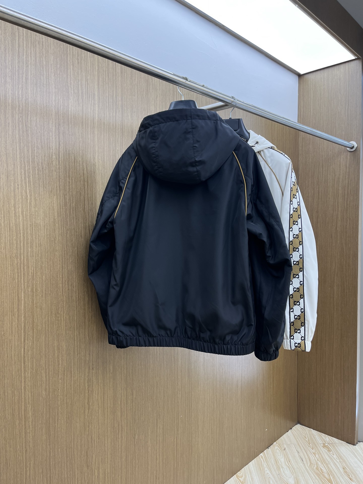 秋冬 Guc 🔥🔥ss早秋新款发布连帽夹克薄棉外套，织带飘花字母logo刺绣，秋季爆款外套，记忆丝质面料