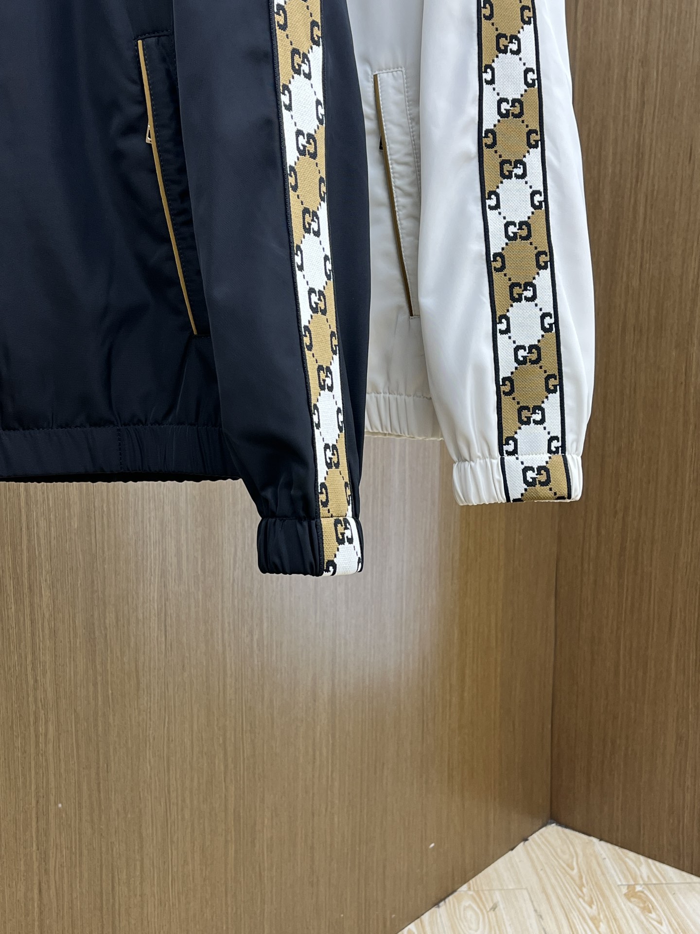 秋冬 Guc 🔥🔥ss早秋新款发布连帽夹克薄棉外套，织带飘花字母logo刺绣，秋季爆款外套，记忆丝质面料