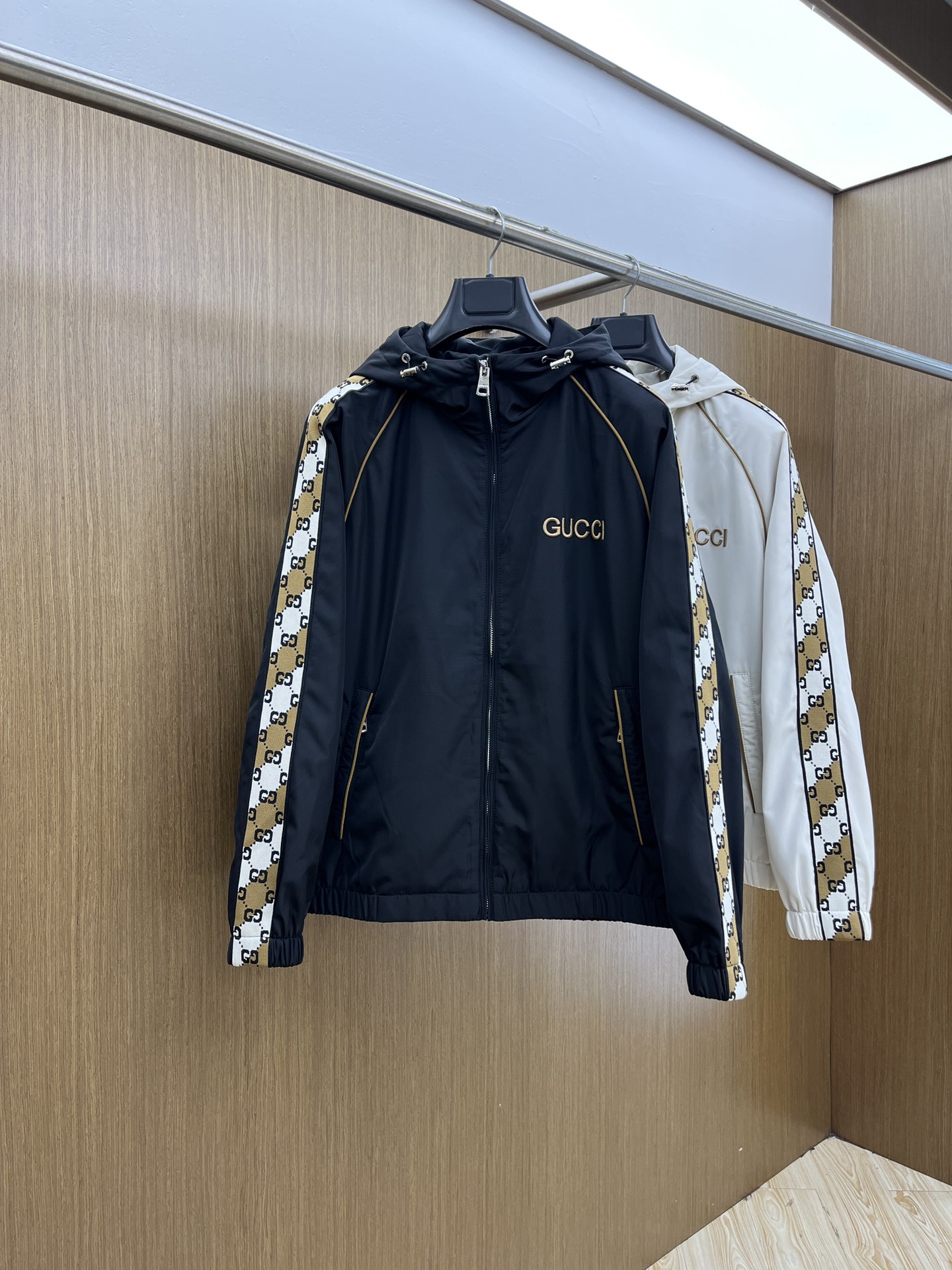 秋冬 Guc 🔥🔥ss早秋新款发布连帽夹克薄棉外套，织带飘花字母logo刺绣，秋季爆款外套，记忆丝质面料