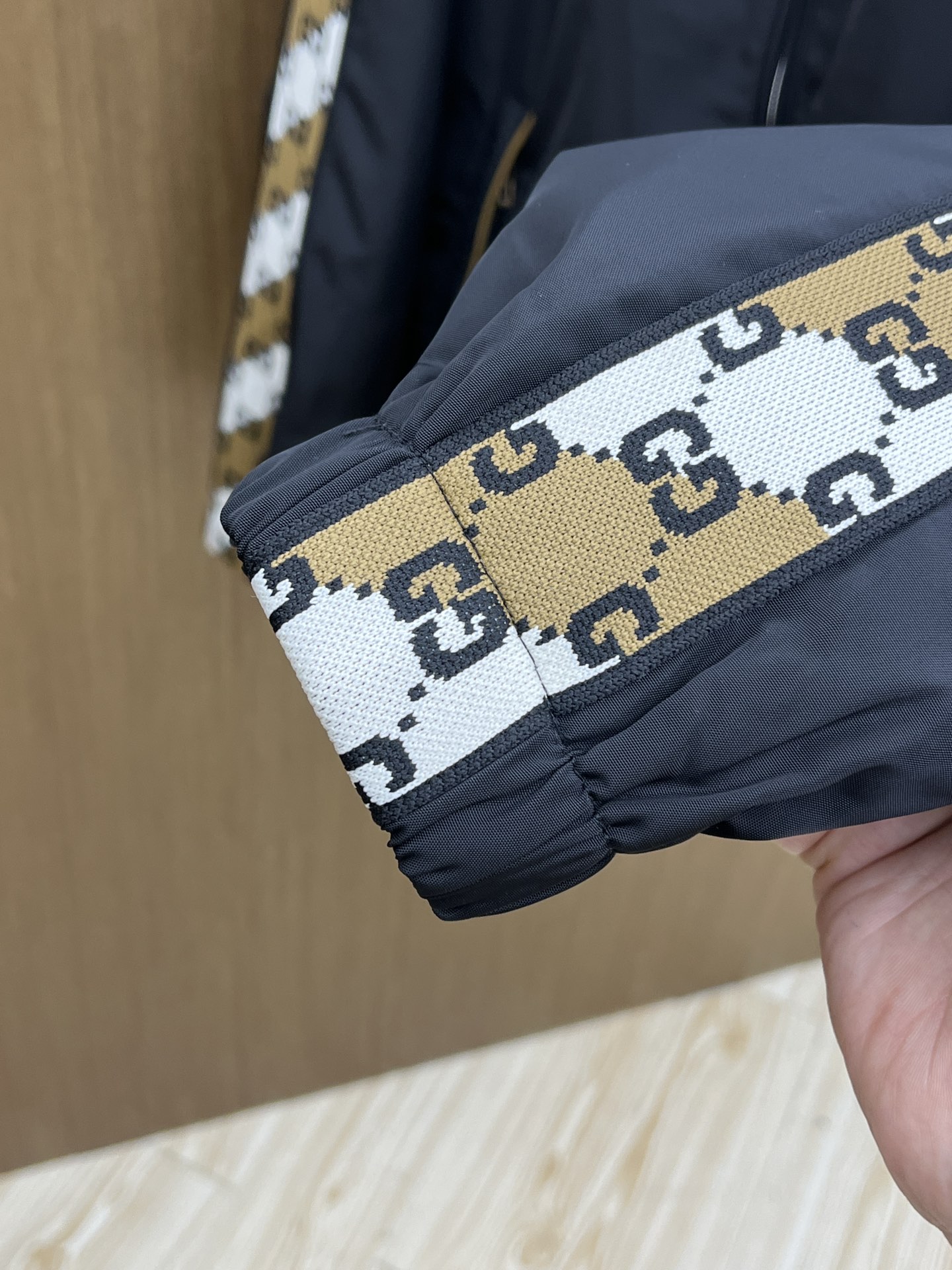 秋冬 Guc 🔥🔥ss早秋新款发布连帽夹克薄棉外套，织带飘花字母logo刺绣，秋季爆款外套，记忆丝质面料