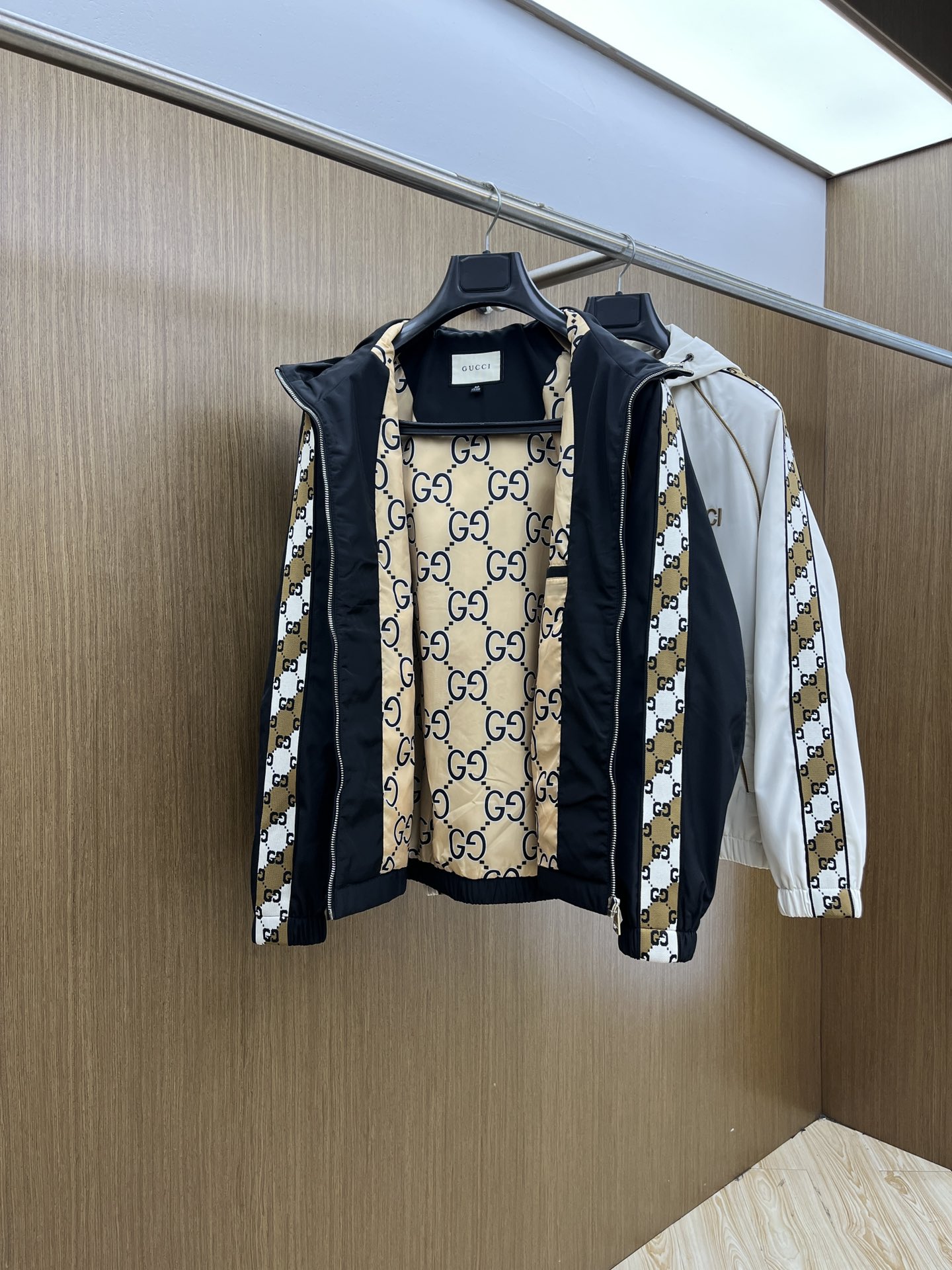 秋冬 Guc 🔥🔥ss早秋新款发布连帽夹克薄棉外套，织带飘花字母logo刺绣，秋季爆款外套，记忆丝质面料