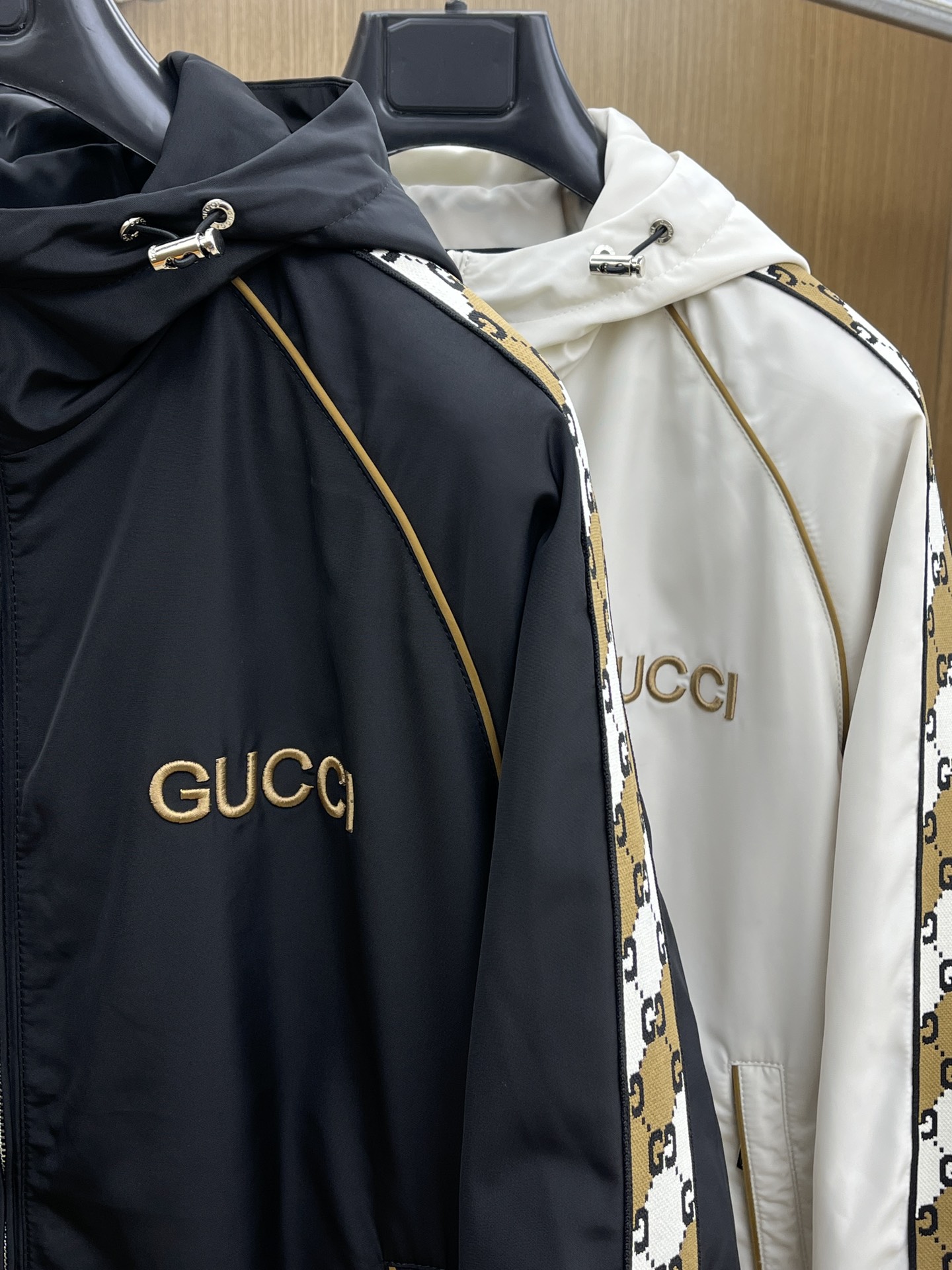 秋冬 Guc 🔥🔥ss早秋新款发布连帽夹克薄棉外套，织带飘花字母logo刺绣，秋季爆款外套，记忆丝质面料