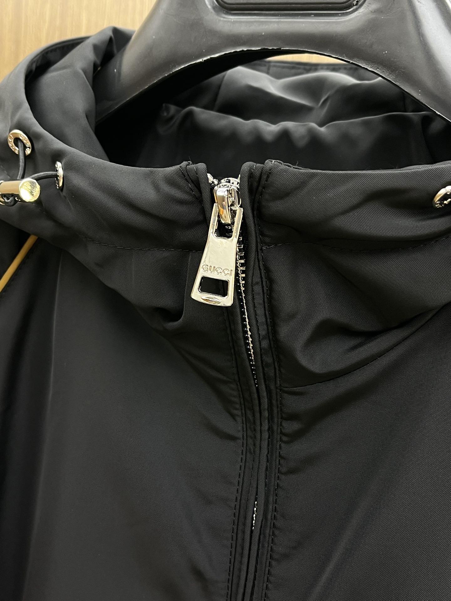 秋冬 Guc 🔥🔥ss早秋新款发布连帽夹克薄棉外套，织带飘花字母logo刺绣，秋季爆款外套，记忆丝质面料