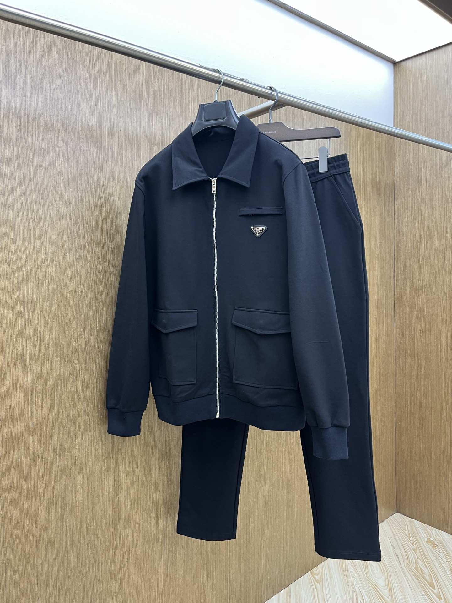 NO:526805,Autumn and Winter Sets/Tops/Pants PD Autumn and Winter Latest Product Set Series - Available at the same time for counters, original single-order casual and fashionable suits, with very distinctive upper body!  Eye-catching and highlighted, imported high-density polyester fiber fabric, high density, comfortable feel, warm and shiny surface, skin-friendly and breathable, simple but fashionable, extremely high-end, handsome, bok highly recommends, code count... M-3XL placing an order to report height and weight, alexander wang19860909秋冬套装 /上衣 /裤子 PD 秋冬最新品套装系列-专柜同步有售,原单狠货休闲时尚套装,上身很有特点！吸睛而有亮点,进口高密度聚酯纤维面料,密度高,手感舒适,表面有着温润的光泽,亲肤透气,简单而不失时尚,档次极高,上身帅到爆,bok极力推荐,码数……M-3XL 下单报身高体重,,alexander wang,Men's clothing