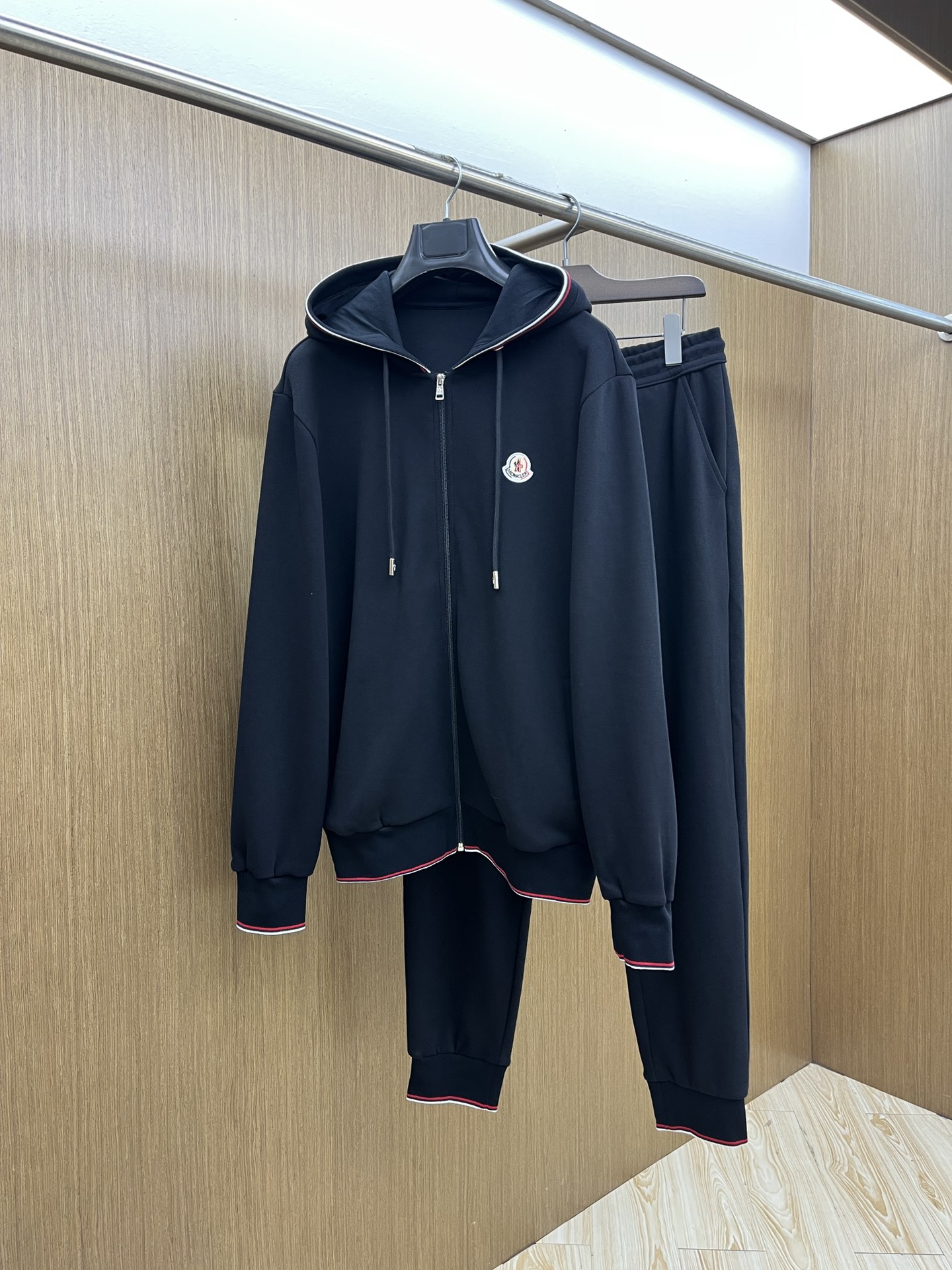 NO:526807,Autumn and Winter Sets/Tops/Pants Mon Autumn and Winter Latest Product Set Series - Available at the same time for counters, original single-order casual and fashionable suits, with very distinctive upper body!  Eye-catching and highlighted, imported high-density polyester fiber fabric, high density, comfortable feel, warm and shiny surface, skin-friendly and breathable, simple but fashionable, extremely high-end, handsome, bok highly recommends, code count... M-3XL placing an order to report height and weight, alexander wang19860909秋冬套装 /上衣 /裤子 Mon 秋冬最新品套装系列-专柜同步有售,原单狠货休闲时尚套装,上身很有特点！吸睛而有亮点,进口高密度聚酯纤维面料,密度高,手感舒适,表面有着温润的光泽,亲肤透气,简单而不失时尚,档次极高,上身帅到爆,bok极力推荐,码数……M-3XL 下单报身高体重,,alexander wang,Men's clothing