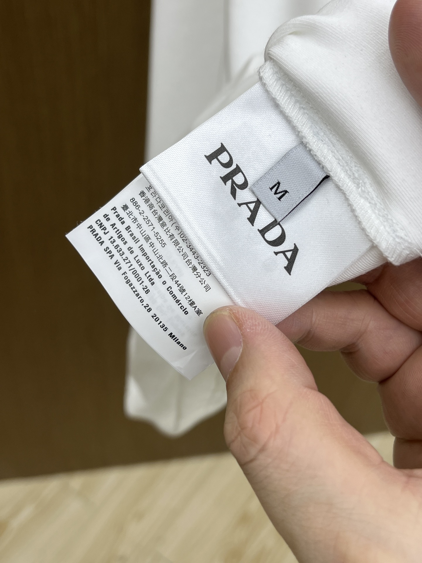 🔥 PD 2025秋冬 圆领刺绣短袖T恤打底衫 元素性的Logo徽章凸显休闲时尚魅力,依然独领时尚风骚.