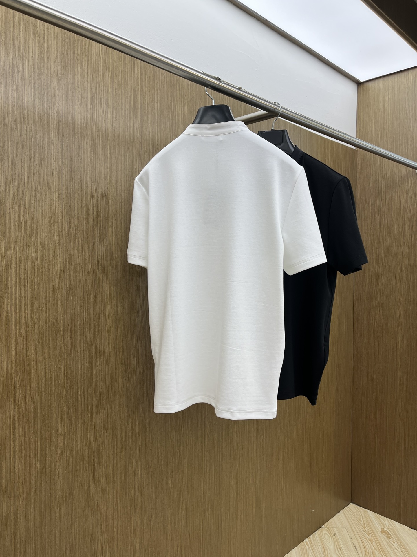 🔥 PD 2025秋冬 圆领刺绣短袖T恤打底衫 元素性的Logo徽章凸显休闲时尚魅力,依然独领时尚风骚.