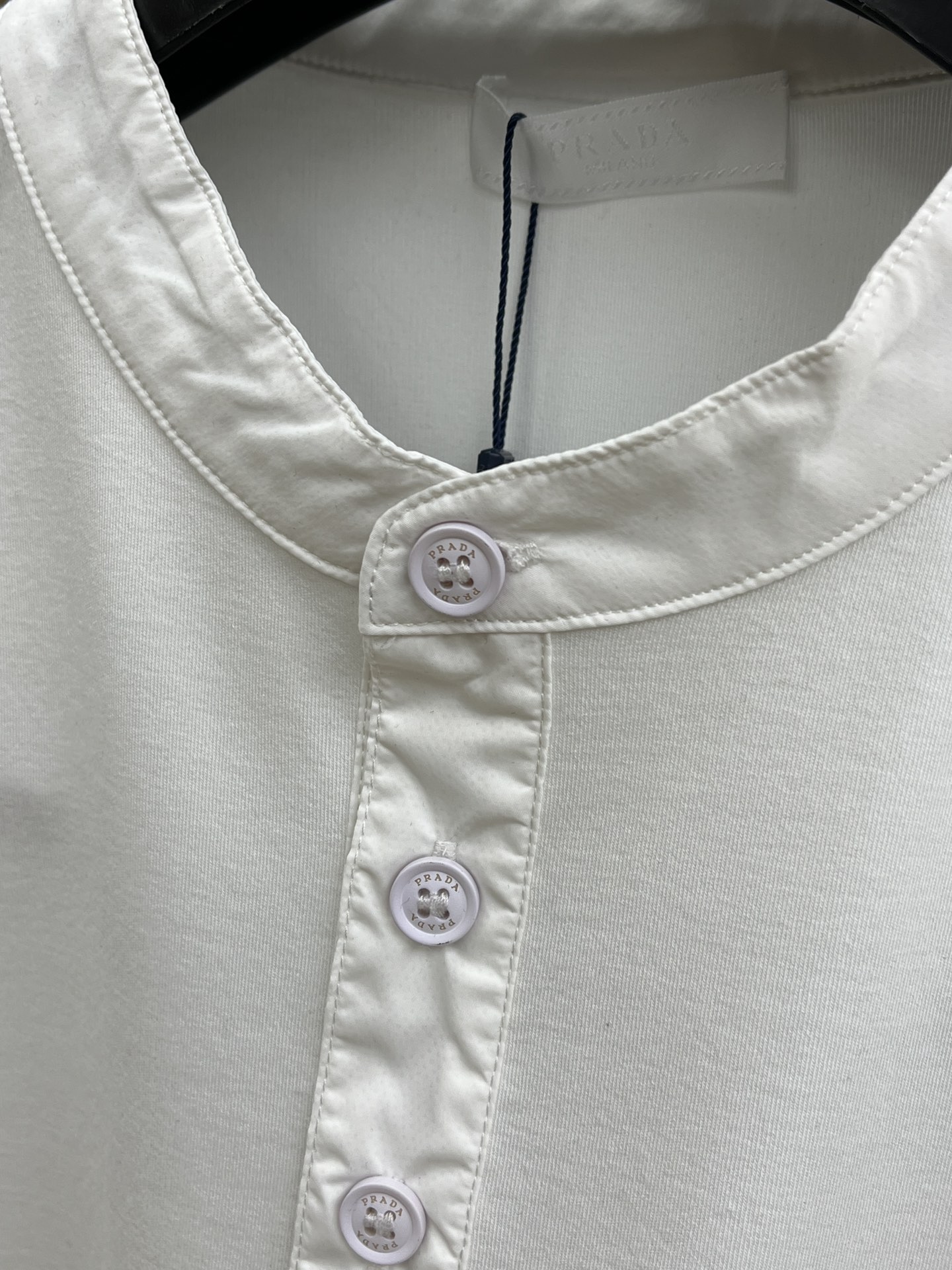 🔥 PD 2025秋冬 圆领刺绣短袖T恤打底衫 元素性的Logo徽章凸显休闲时尚魅力,依然独领时尚风骚.