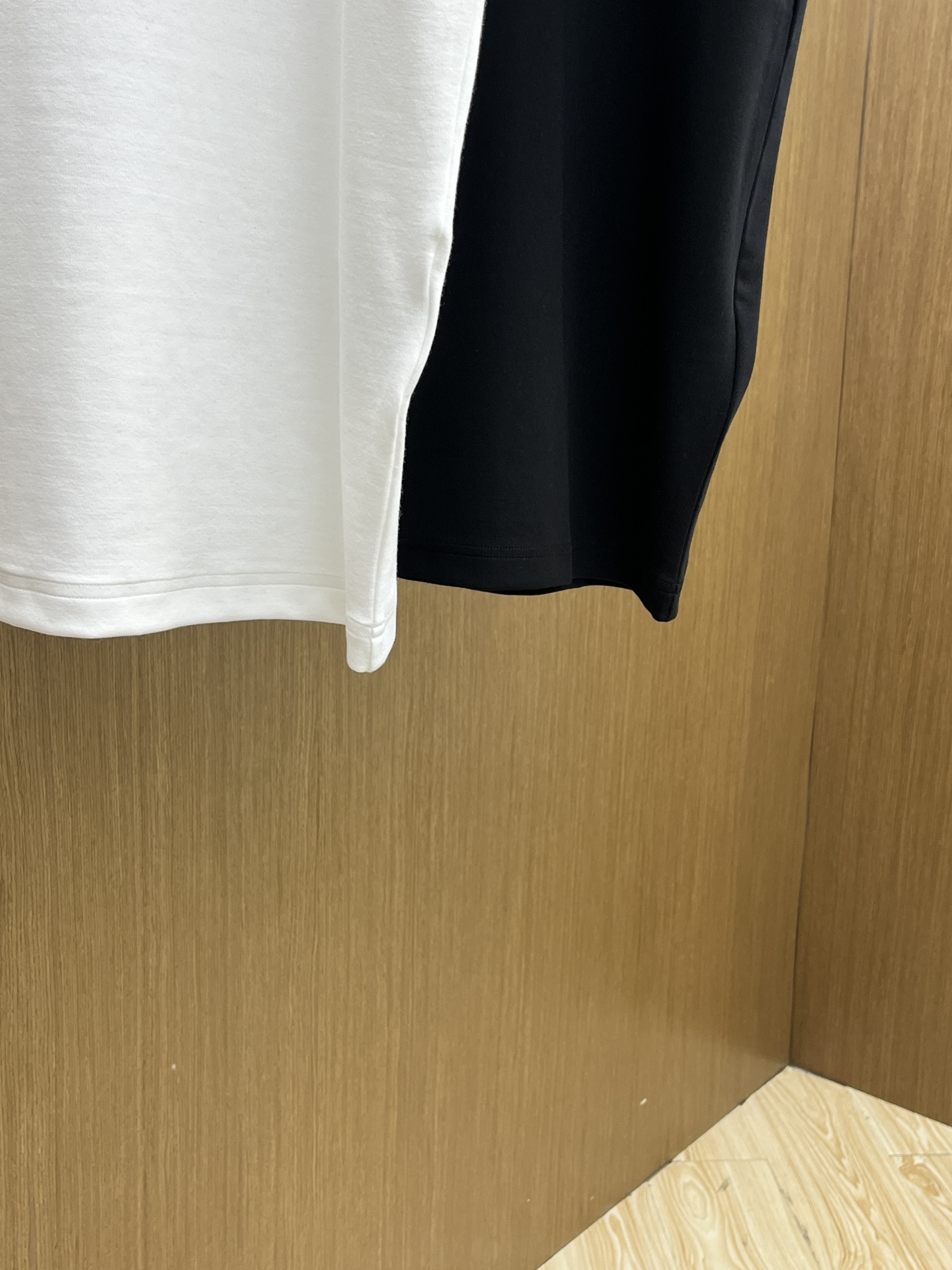 🔥 PD 2025秋冬 圆领刺绣短袖T恤打底衫 元素性的Logo徽章凸显休闲时尚魅力,依然独领时尚风骚.