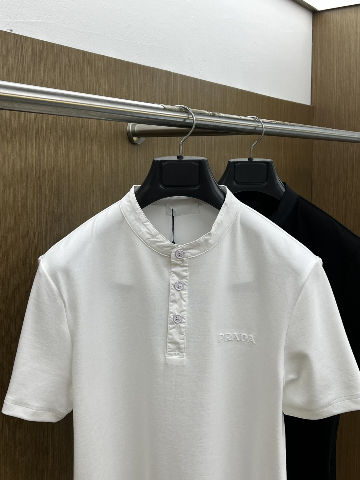 🔥 PD 2025秋冬 圆领刺绣短袖T恤打底衫 元素性的Logo徽章凸显休闲时尚魅力,依然独领时尚风骚.