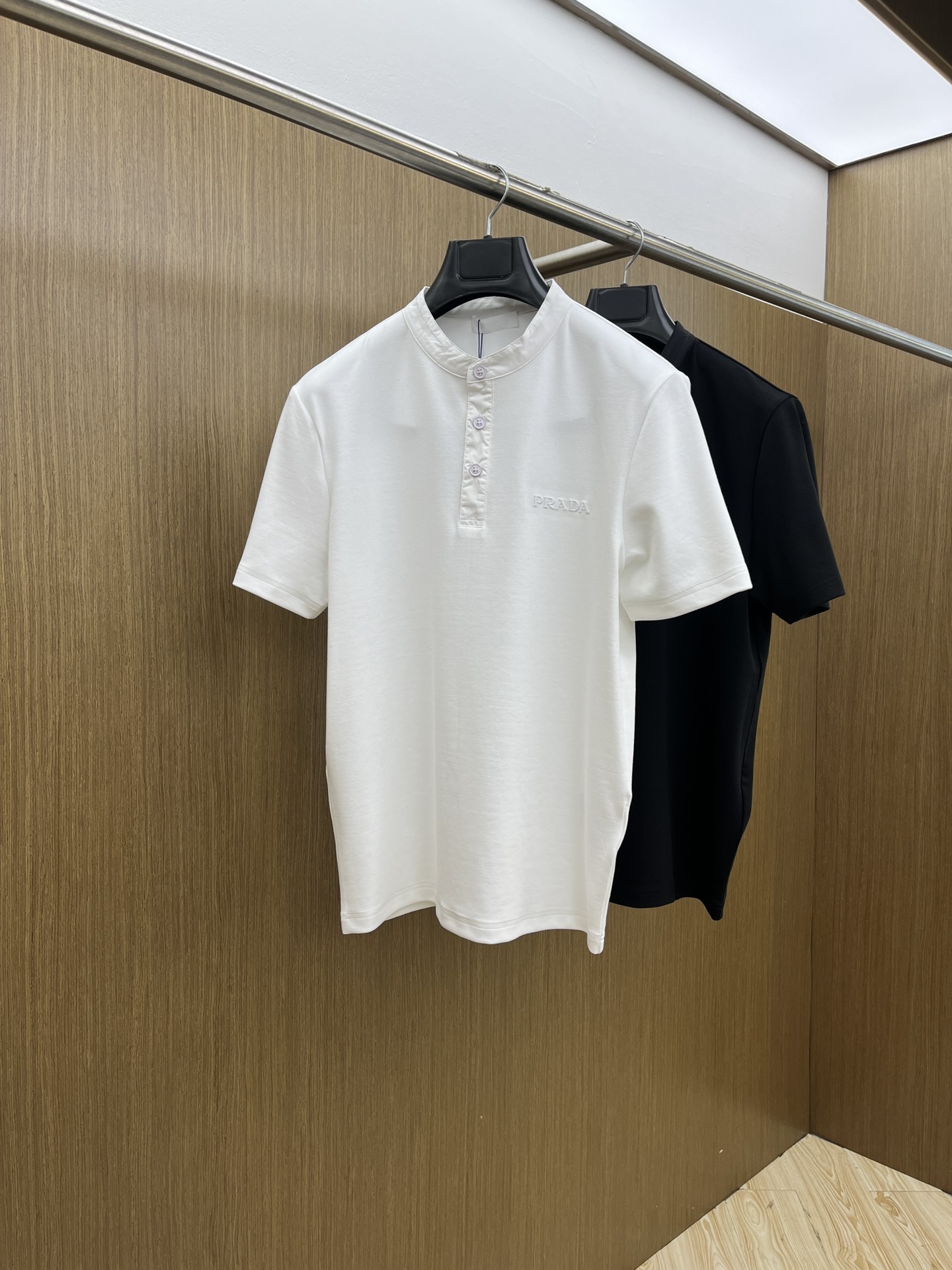 NO:646651,PD 2025 Autumn and Winter round neck embroidered short-sleeved T-shirt base layer. The elemental logo badge highlights the casual fashion charm and is still unique in fashion. It is a good companion... High-count stretch knitted liquid ammonia air layer fabric is supplied by customers. The smooth and well-proportioned knitting is light and refreshing, soft and comfortable, and has excellent breathability. It is simple and full of unique charm. The bld straight-cut version is more suitable for matching various trendy fashion styles.  Using machine embroidery, the delicate and full texture is highlighted, bringing a new experience to fashion sports and leisure. Color black white Size M-3XL, T-shirt, tees, t-shirt, alexander wang19860909PD 2025秋冬 圆领刺绣短袖T恤打底衫 元素性的Logo徽章凸显休闲时尚魅力,依然独领时尚风骚.内搭好伴侣… 客供高支弹力针织液氨空气层面料,平整匀称的针织轻薄清爽,柔软舒适,透气性极佳.简洁而富有独特魅力.bld直裁版型更为适合搭配各种潮流时尚造型. 采用器械刺绣,细腻饱满的质感突显,为时尚运动休闲带来全新体验. 颜色黑色 白色 尺码 M-3XL,,T-shirt,tees，t-shirt,alexander wang,Men's clothing