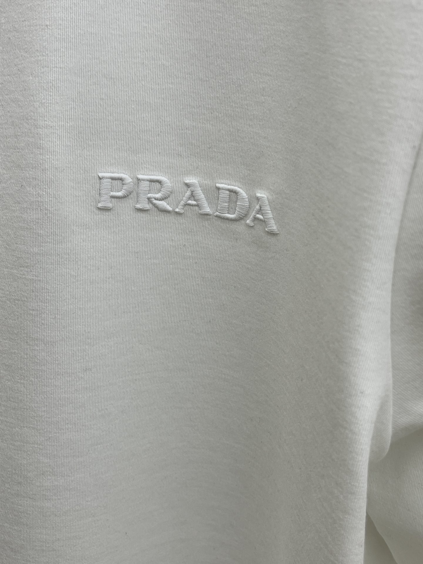 🔥 PD 2025秋冬 圆领刺绣短袖T恤打底衫 元素性的Logo徽章凸显休闲时尚魅力,依然独领时尚风骚.