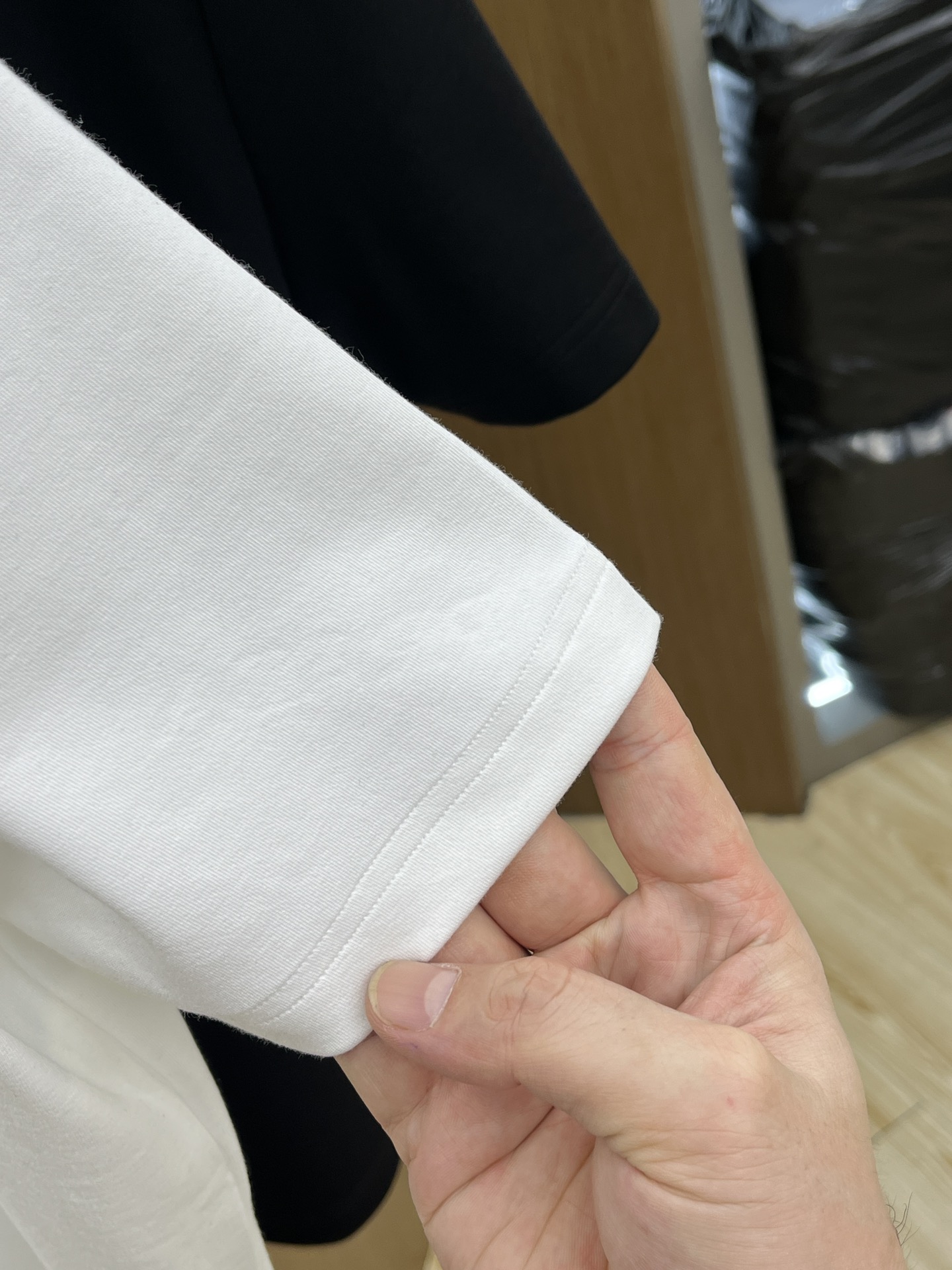 🔥 PD 2025秋冬 圆领刺绣短袖T恤打底衫 元素性的Logo徽章凸显休闲时尚魅力,依然独领时尚风骚.