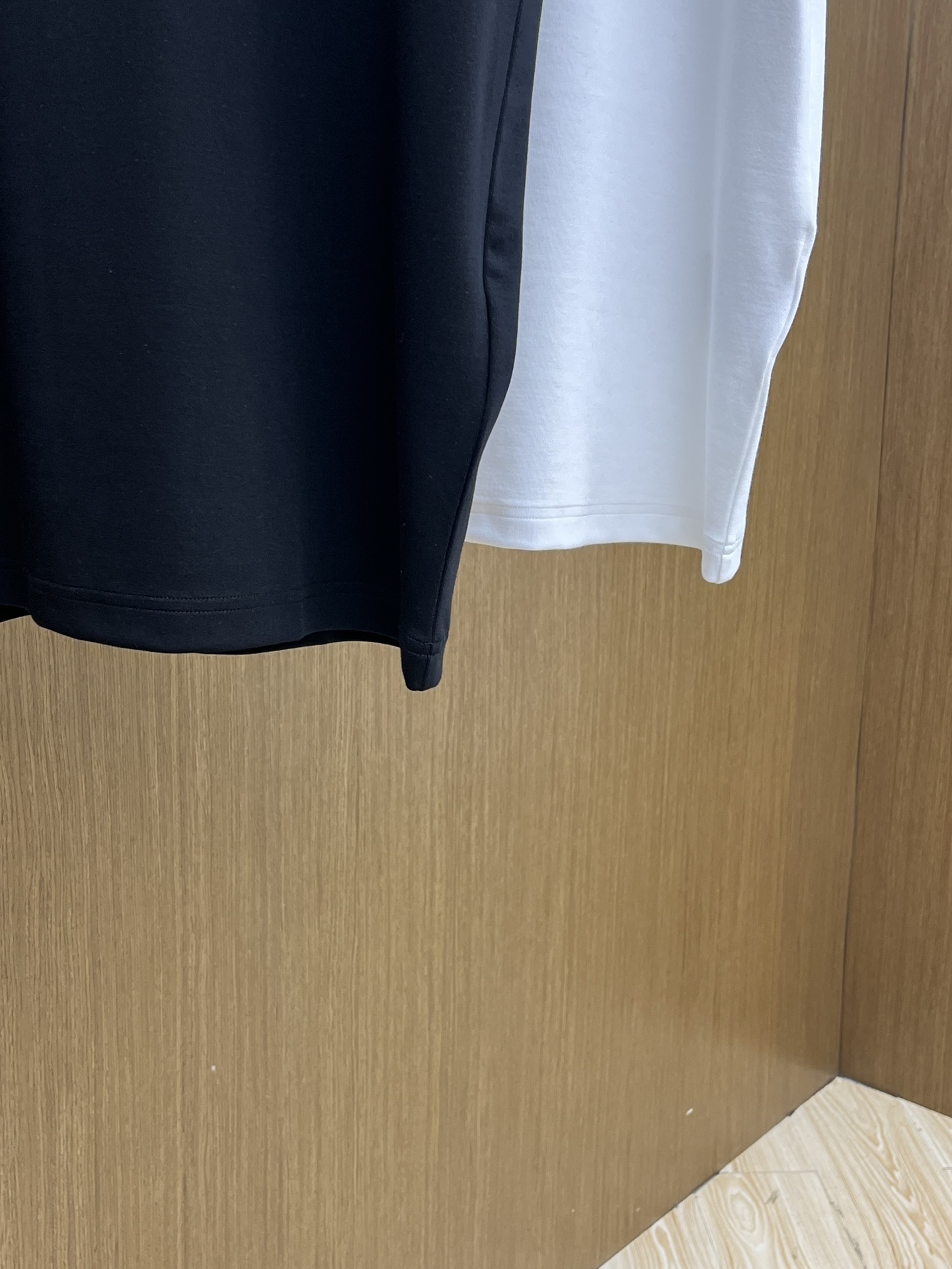 🔥 PD 2025秋冬 圆领刺绣短袖T恤打底衫 元素性的Logo徽章凸显休闲时尚魅力,依然独领时尚风骚.