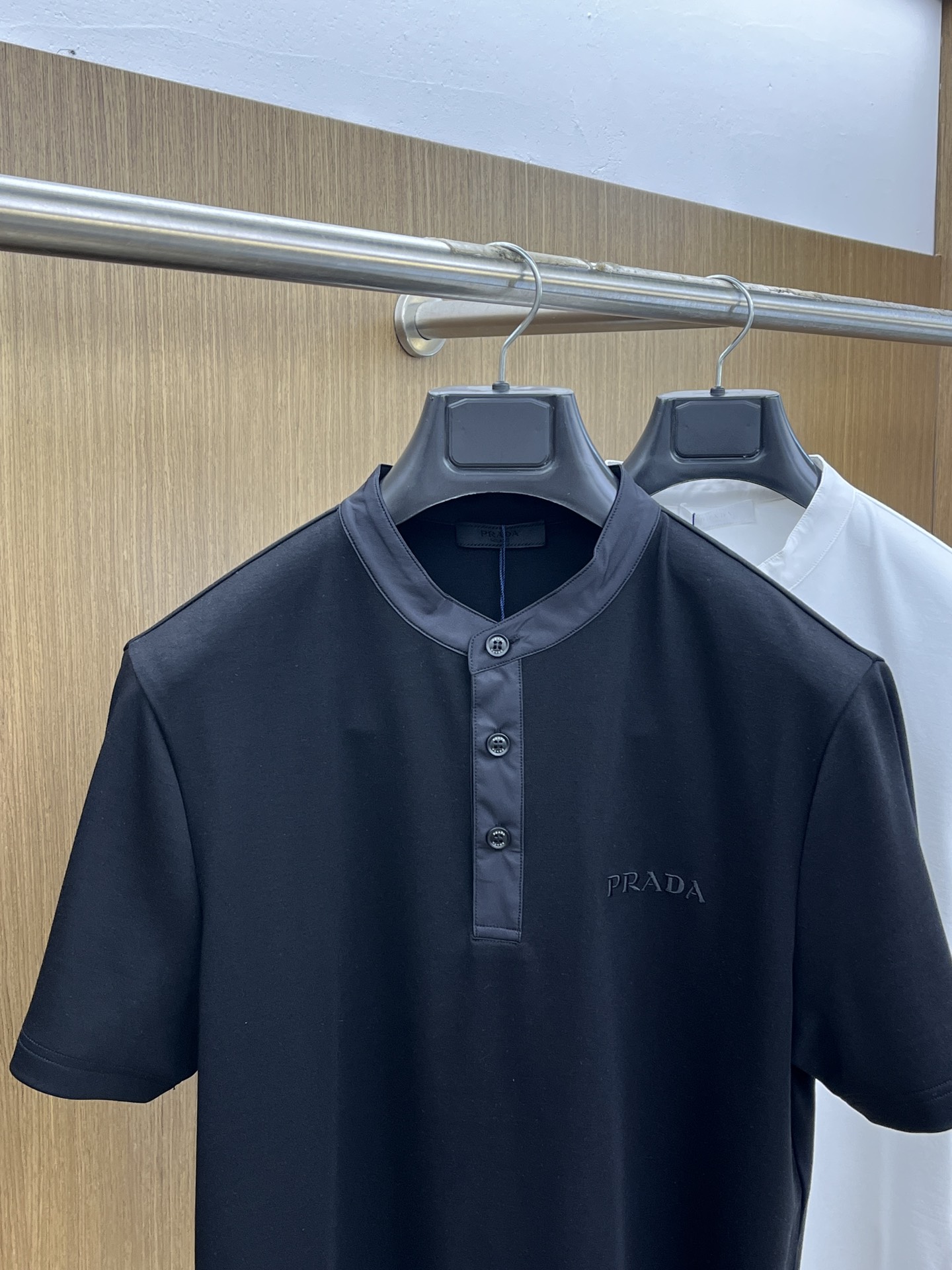 🔥 PD 2025秋冬 圆领刺绣短袖T恤打底衫 元素性的Logo徽章凸显休闲时尚魅力,依然独领时尚风骚.