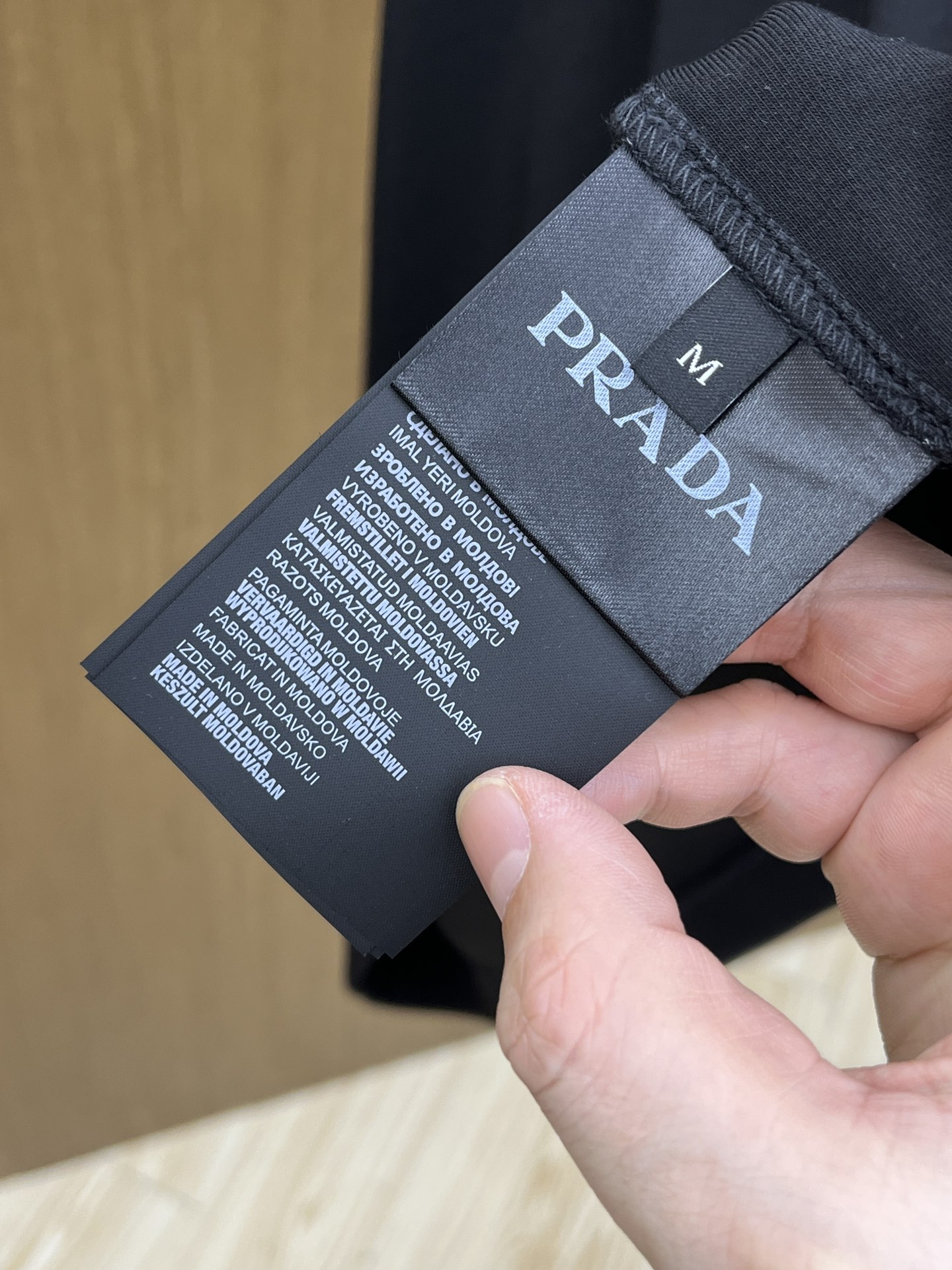 🔥 PD 2025秋冬 圆领刺绣短袖T恤打底衫 元素性的Logo徽章凸显休闲时尚魅力,依然独领时尚风骚.