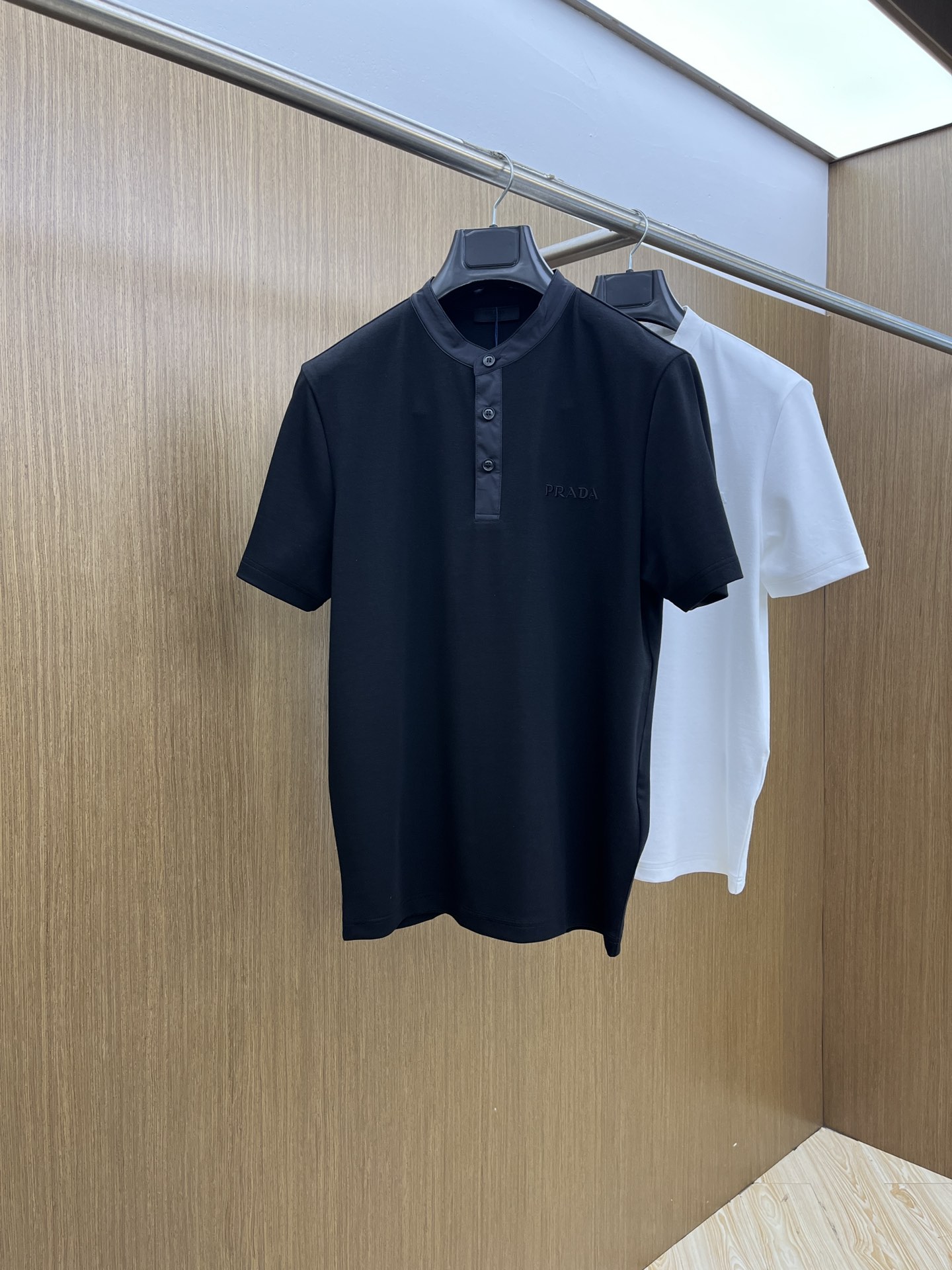 🔥 PD 2025秋冬 圆领刺绣短袖T恤打底衫 元素性的Logo徽章凸显休闲时尚魅力,依然独领时尚风骚.