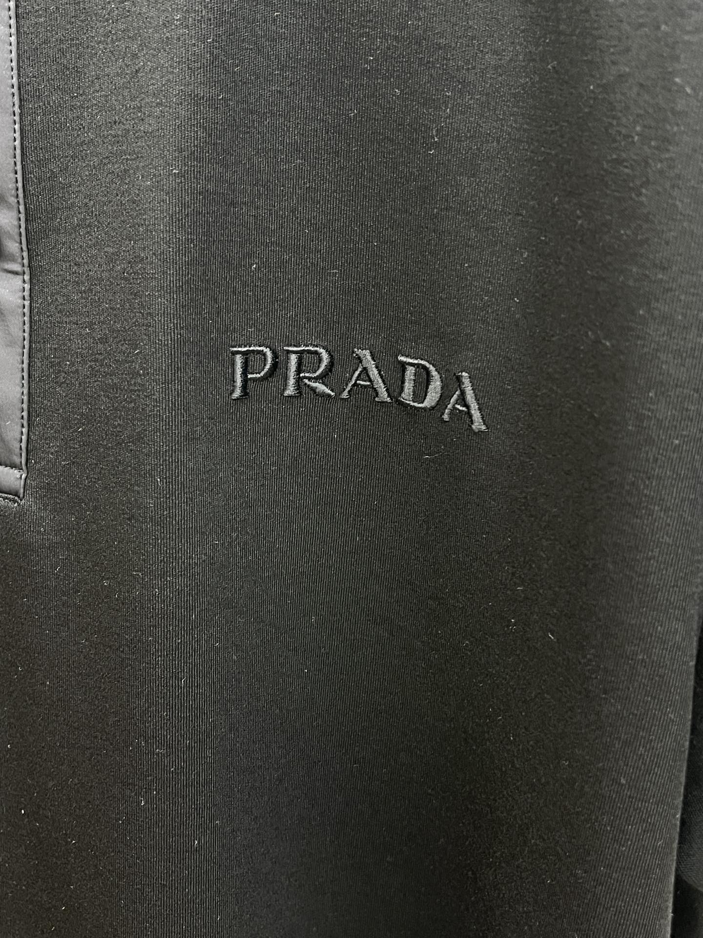 🔥 PD 2025秋冬 圆领刺绣短袖T恤打底衫 元素性的Logo徽章凸显休闲时尚魅力,依然独领时尚风骚.