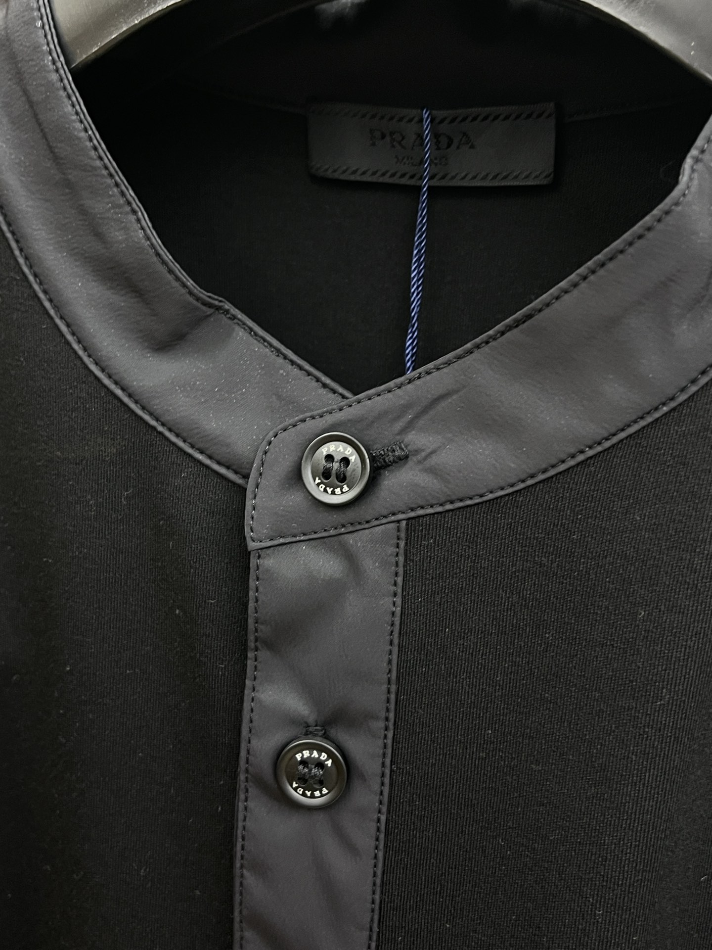 🔥 PD 2025秋冬 圆领刺绣短袖T恤打底衫 元素性的Logo徽章凸显休闲时尚魅力,依然独领时尚风骚.