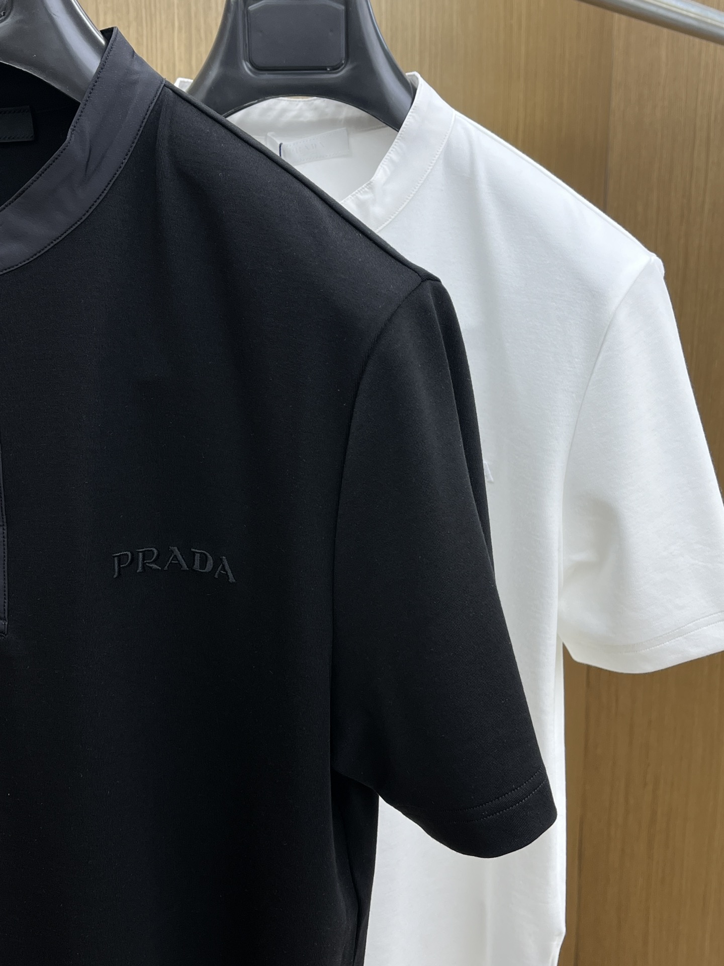 🔥 PD 2025秋冬 圆领刺绣短袖T恤打底衫 元素性的Logo徽章凸显休闲时尚魅力,依然独领时尚风骚.