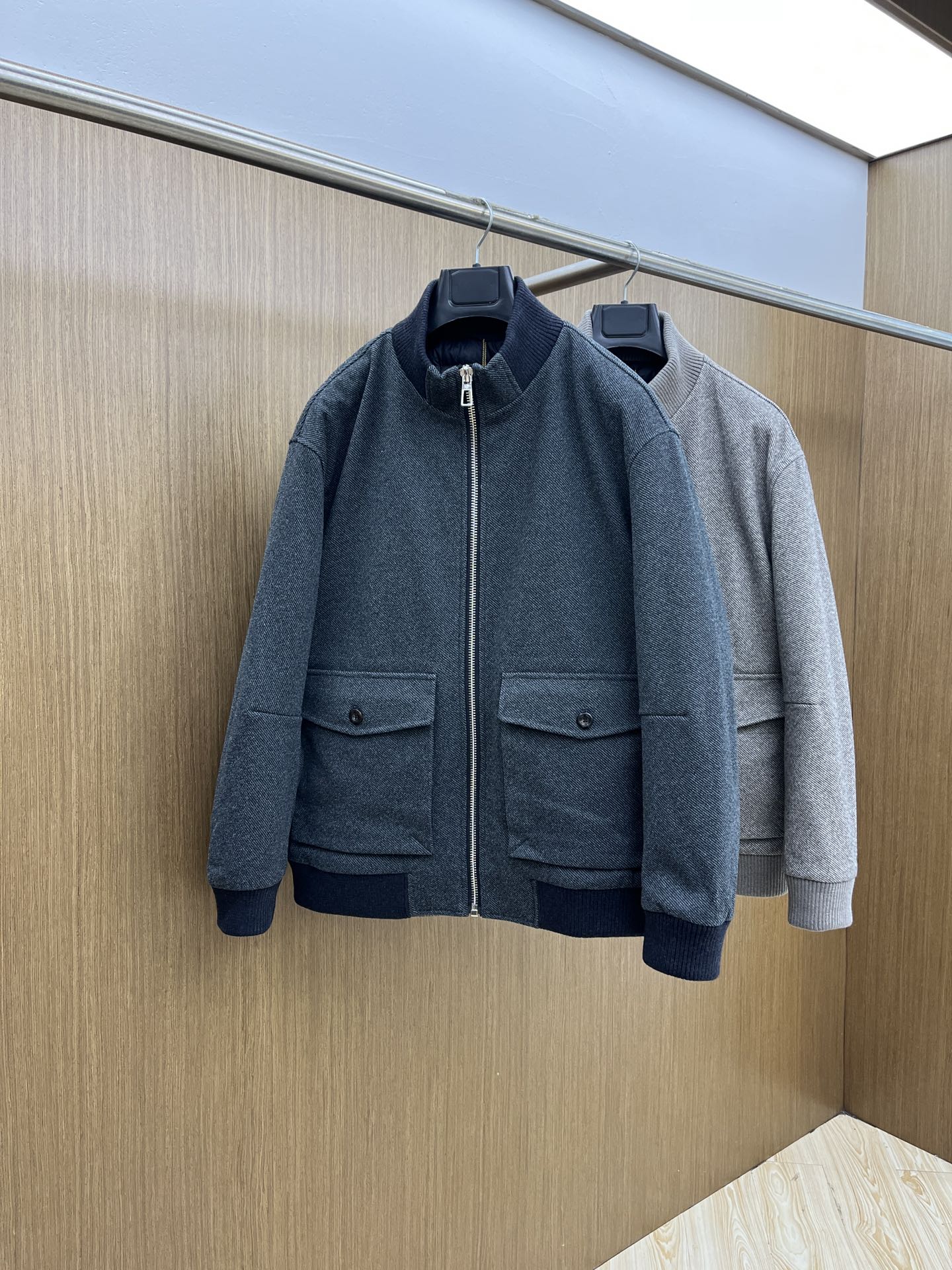 NO:539487,Autumn and Winter Down LP 1955ss Early Autumn New Style Released LP Stand-collar Down Jacket!  The popular letter printed down jacket in autumn and winter, and the 90-white goose-velvet stuffed down jacket, which makes you feel comfortable and slim when worn. It is lazy and casual. FSH combined with clean and simple colors is particularly pleasing to the eye, suitable for daily wear~ I love to launch sports items embellished with vitality printed!  Size M-3XL complete three standards, loro piana, jackets & coats, down jacket, alexander wang19860909秋冬羽绒 LP 1955ss早秋新款发布LP立领羽绒服！秋冬爆款字母印花羽绒外套,90白鹅绒填充羽绒服,穿上就是舒适自在又显瘦的存在,慵懒而随性,fsh结合干净简单的色系就特别耐看,适合日常穿着~倾情推出缀饰活力印花的运动单品！ 尺码M-3XL 三标齐全,,loro piana,jackets & coats,down jacket,alexander wang,Men's clothing