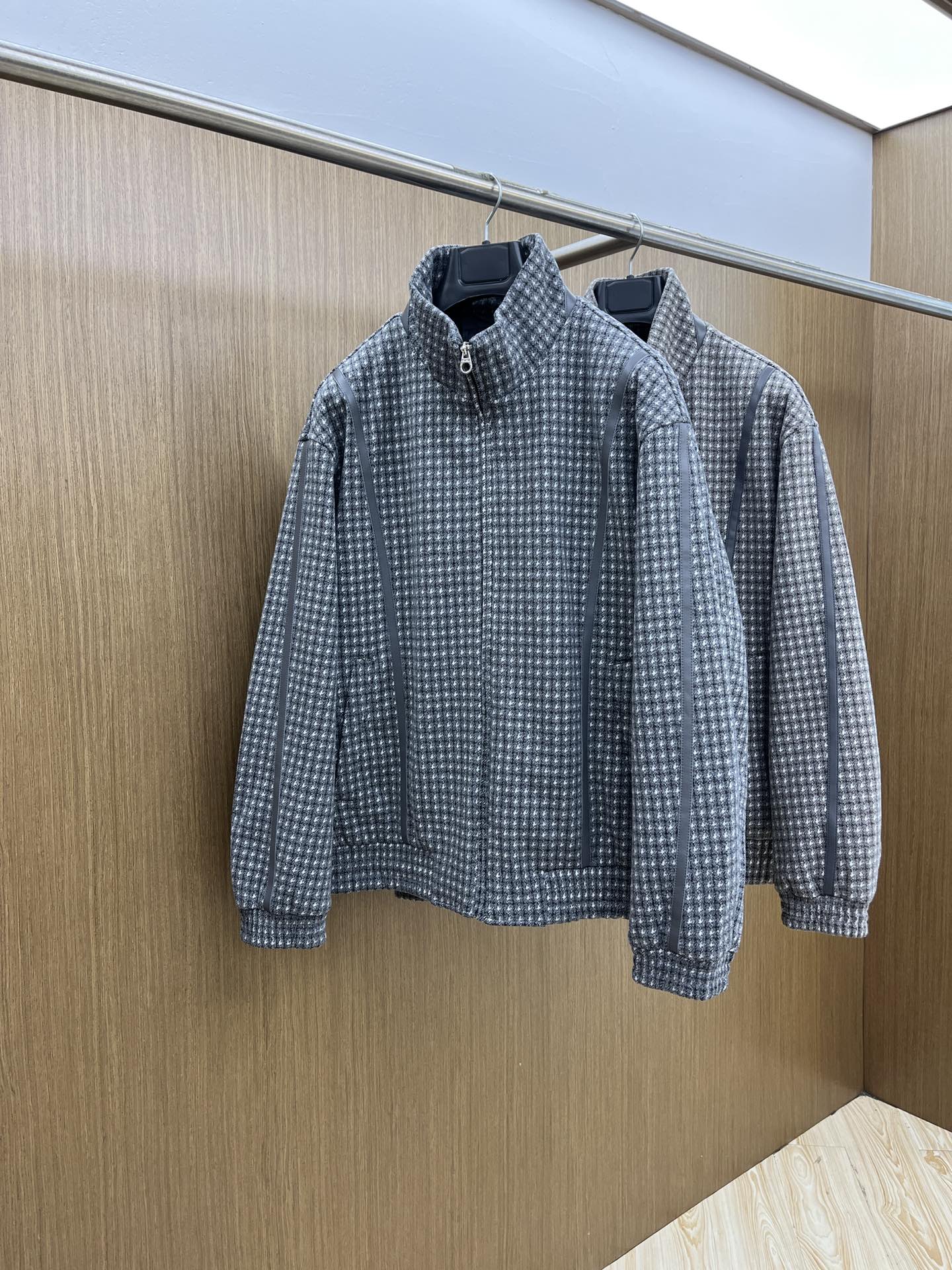 NO:539485,Autumn and Winter Down LP 1955ss Autumn and Winter New Exclusive Latest Fashion Autumn and Winter Down Stand Collar Jacket. Old-fashioned classic design and superb appearance, National Standard 90 White Duck Down Quality is even more unscrupulous and high-end products that cannot be picked and can be purchased directly, and cannot be missed! Through the detailed pictures, you can feel its powerful aura, and the temperature concentration and keep warm is significant. FSH does not have to worry about a little chill! It is both fashionable and functional, and the whole style looks more luxurious and elegant! Size M-3XL, loro piana, jackets & coats, down jacket, alexander wang19860909秋冬羽绒 LP 1955ss秋冬新款独家最新时尚秋冬羽绒立领外套. 老钱风经典设计感与颜值爆棚的外套,国标90白鸭绒 品质更是无法挑剔品控可以直接入手,不容过错的高端臻品！通过细节图片便可感受到它强悍的气场,聚温保暖效果显著,fsh完全不用担心会有一点寒意！时尚与功能性兼备,整款显得更加的奢华大气！ 尺码M-3XL,,loro piana,jackets & coats,down jacket,alexander wang,Men's clothing