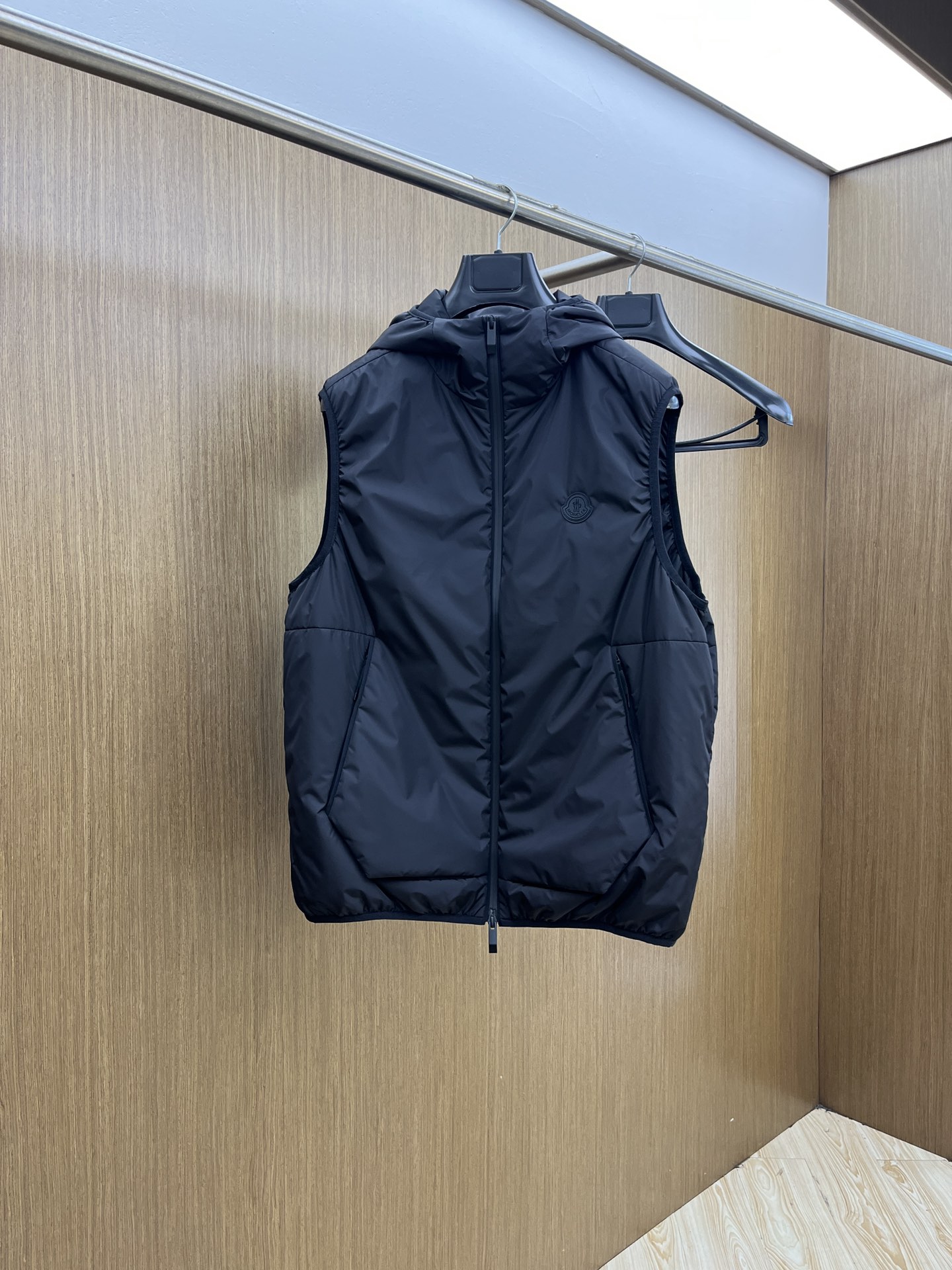 NO:539489,Autumn and Winter Mon 1955ss early autumn new model released a hooded cotton vest, a popular autumn style, a thin cotton design, it is comfortable and comfortable to wear, lazy and casual, combined with a clean and simple color scheme, it is particularly pleasing to look at. FSH is suitable for daily wear~ I love to launch sports items embellished with vitality prints!  Size M-3XL, Hats,alexander wang19860909秋冬 Mon 1955ss早秋新款发布连帽夹棉马甲,秋季爆款,夹薄棉设计,穿上就是舒适自在又显瘦的存在,慵懒而随性,结合干净简单的色系就特别耐看,fsh适合日常穿着~倾情推出缀饰活力印花的运动单品！ 尺码M-3XL,,hats,alexander wang,Men's clothing