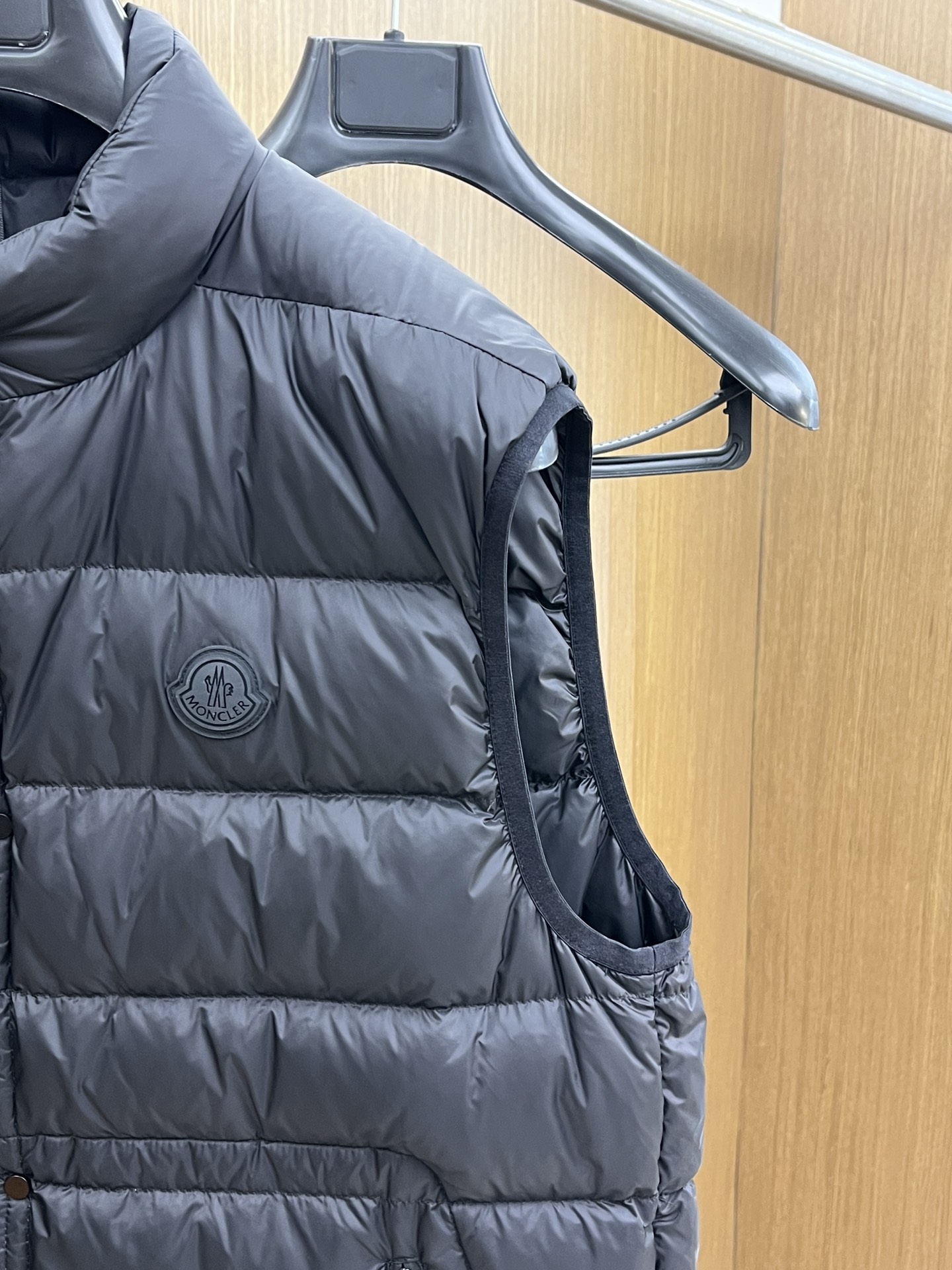 秋冬羽绒 Mon 🔥🔥秋冬新款 新款立领设计羽绒马甲外套，秋季爆款马甲选用亮泽尼龙面料打造，胸前经典印花