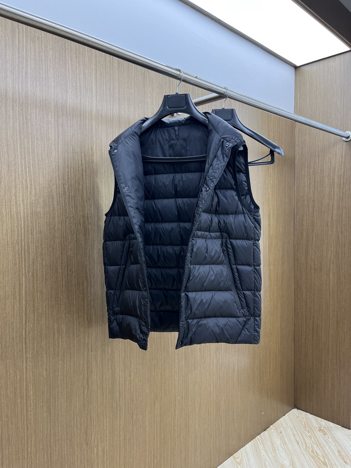 秋冬羽绒 Mon 🔥🔥秋冬新款 新款立领设计羽绒马甲外套，秋季爆款马甲选用亮泽尼龙面料打造，胸前经典印花
