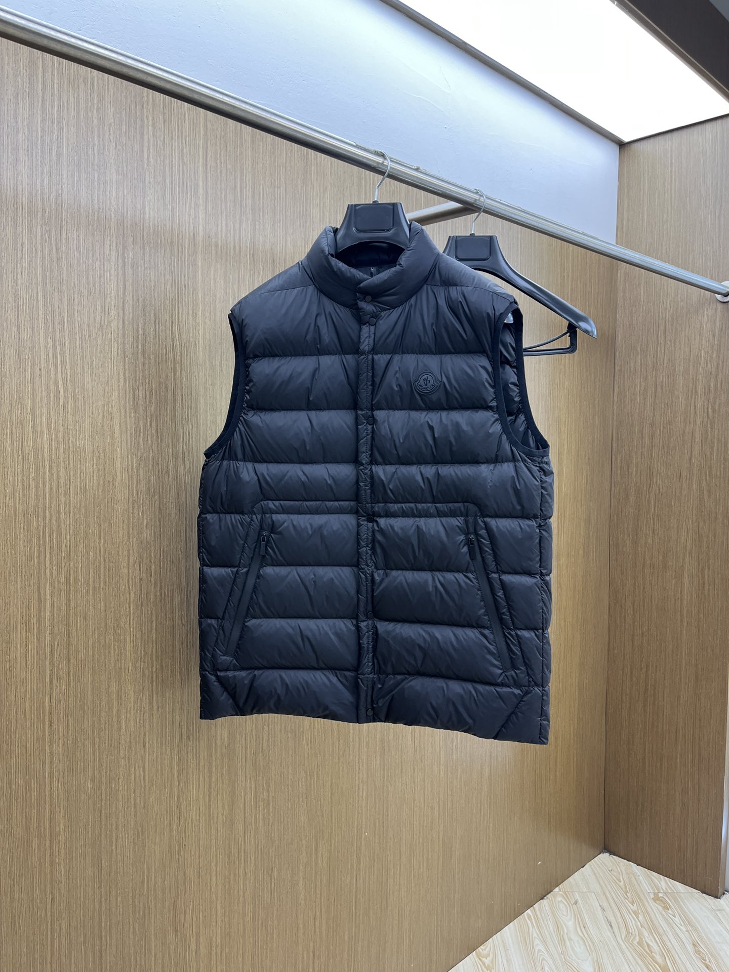 NO:539492,Autumn and Winter Down Mon Autumn and Winter New Style New Stand Collar Design Down Vest Jacket, Fascinating Vest is made of shiny nylon fabric, classic printed design logo on the chest, filled with comfortable goose velvet and goose feathers. It presents a loose style, European and American fashion brand down jacket, top original imported fabric, fsh luxury brand purchasing agent, fashionable and trendy casual style, exquisite and elegant intellectual and comfortable, top luxury boutique that cannot be missed Size M-XXXL,, jackets & coats, down jacket, alexander wang19860909秋冬羽绒 Mon 秋冬新款 新款立领设计羽绒马甲外套,秋季爆款马甲选用亮泽尼龙面料打造,胸前经典印花设计logo,充盈填充舒适的鹅绒和鹅毛.呈现宽松版型,欧美时尚大牌羽绒外套,顶级原版进口面料,fsh奢侈大牌代购,时尚潮流休闲版型,精致优雅知性舒适,不可错过的顶奢精品 尺码M-XXXL,,jackets & coats,down jacket,alexander wang,Men's clothing