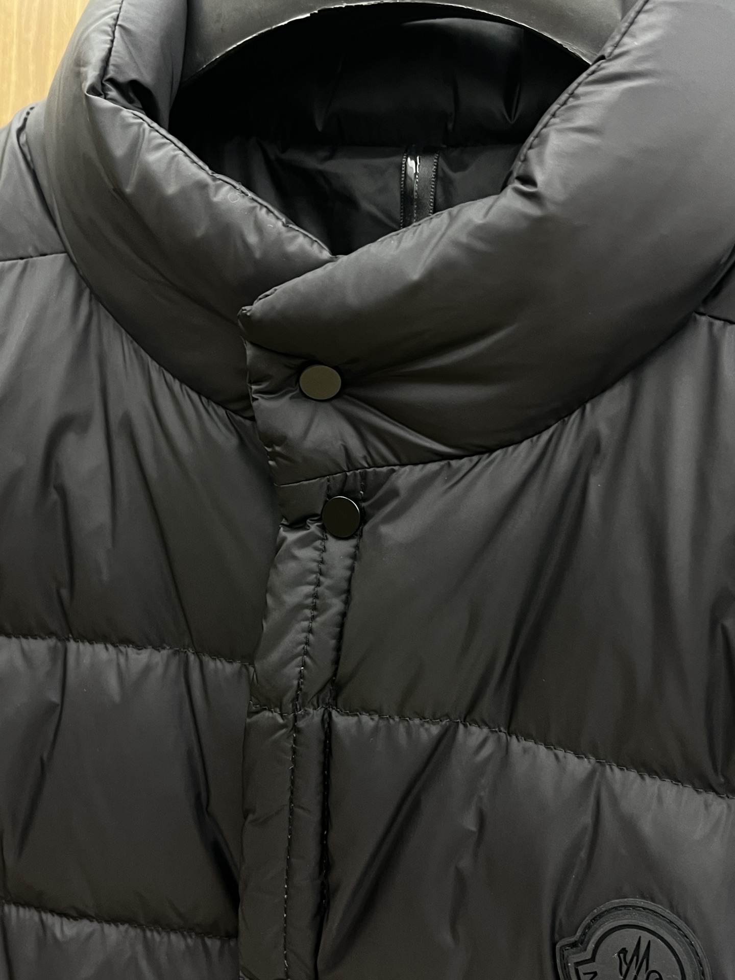 秋冬羽绒 Mon 🔥🔥秋冬新款 新款立领设计羽绒马甲外套，秋季爆款马甲选用亮泽尼龙面料打造，胸前经典印花