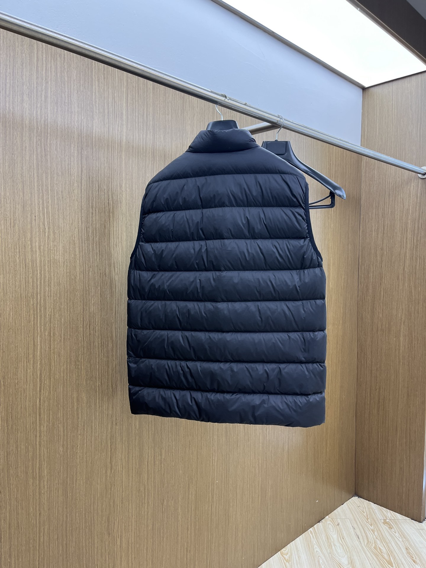 秋冬羽绒 Mon 🔥🔥秋冬新款 新款立领设计羽绒马甲外套，秋季爆款马甲选用亮泽尼龙面料打造，胸前经典印花