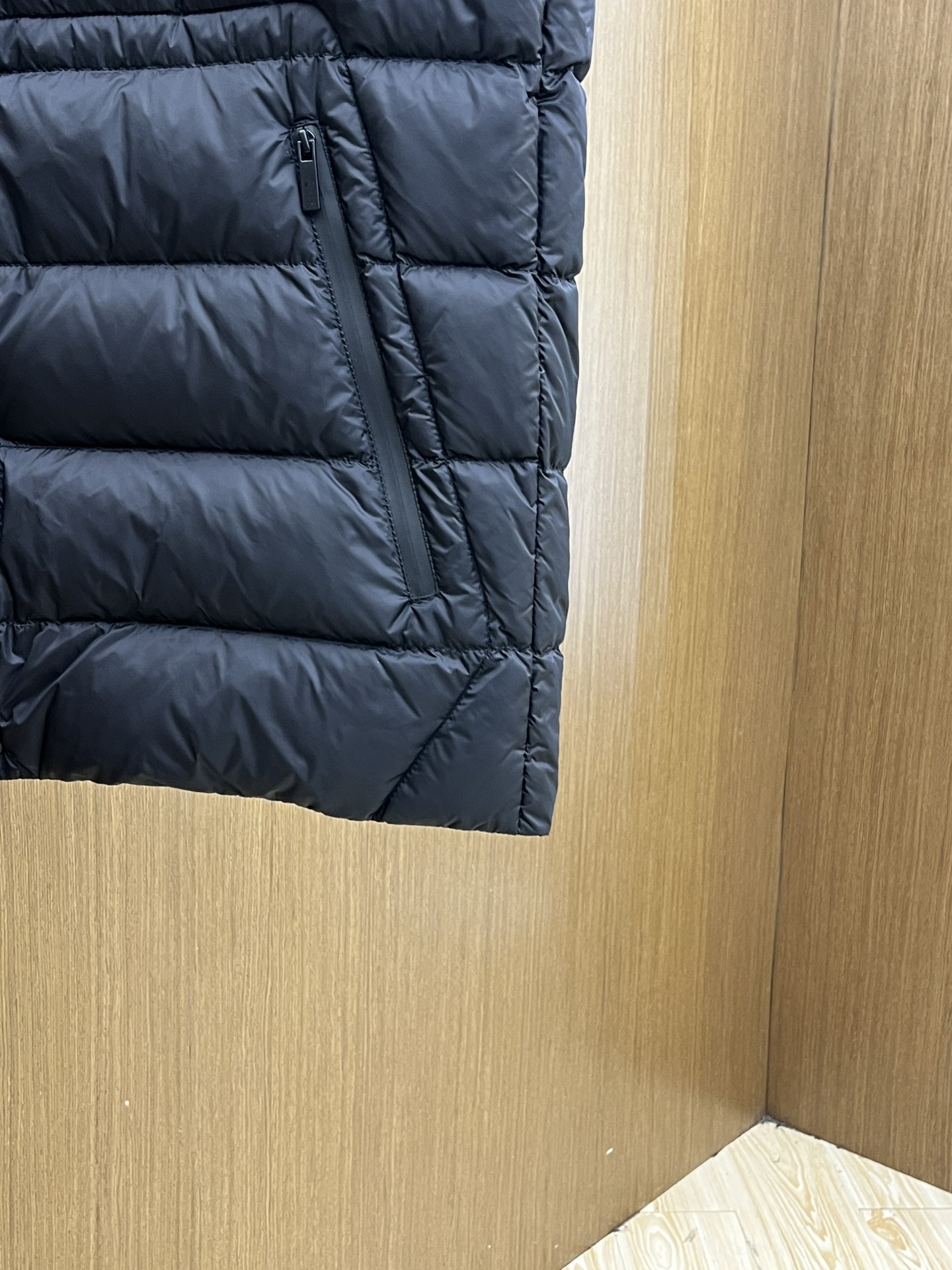 秋冬羽绒 Mon 🔥🔥秋冬新款 新款立领设计羽绒马甲外套，秋季爆款马甲选用亮泽尼龙面料打造，胸前经典印花